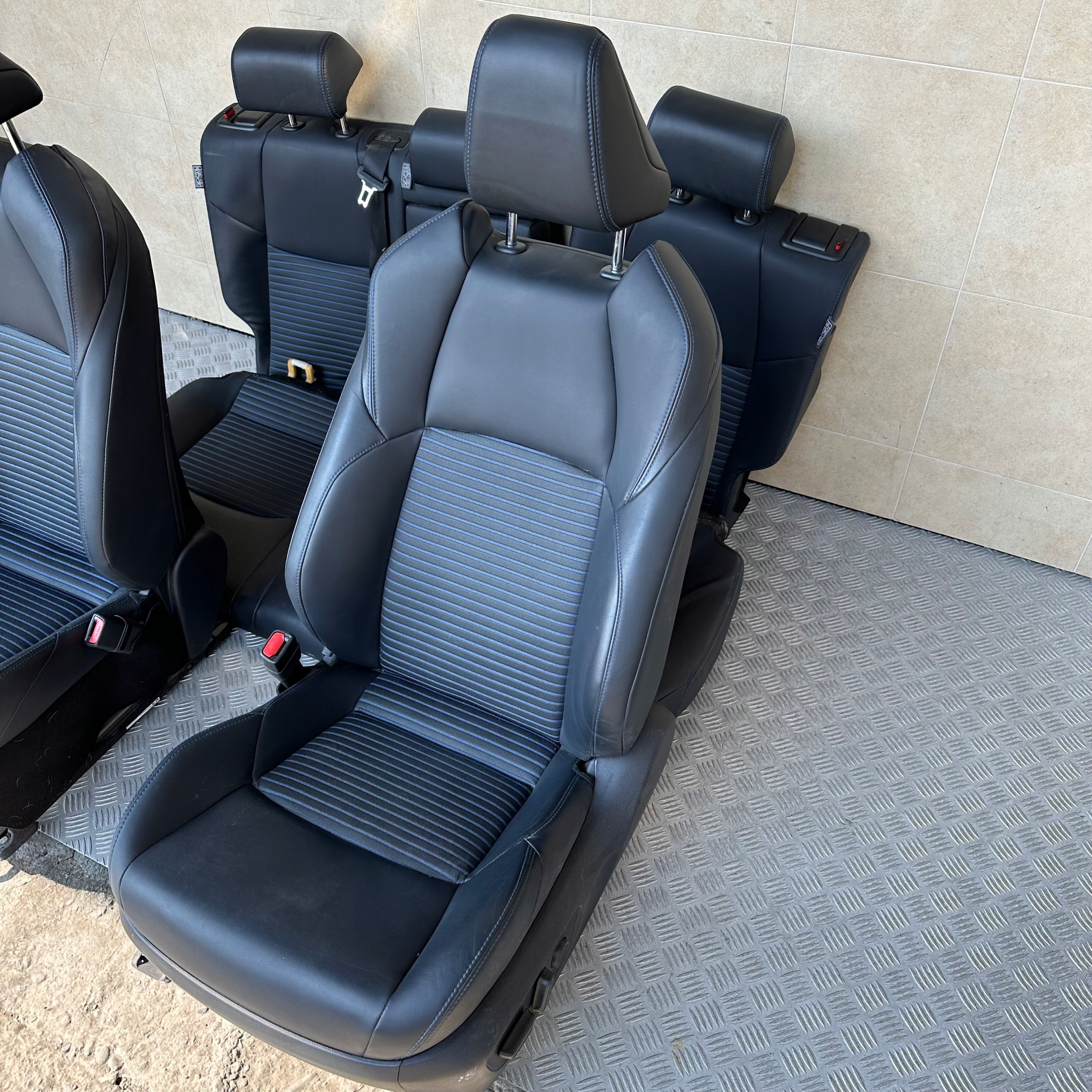 FOTELE KANAPA SKÓRA TOYOTA RAV4 V 2019 ROK Typ samochodu Samochody osobowe