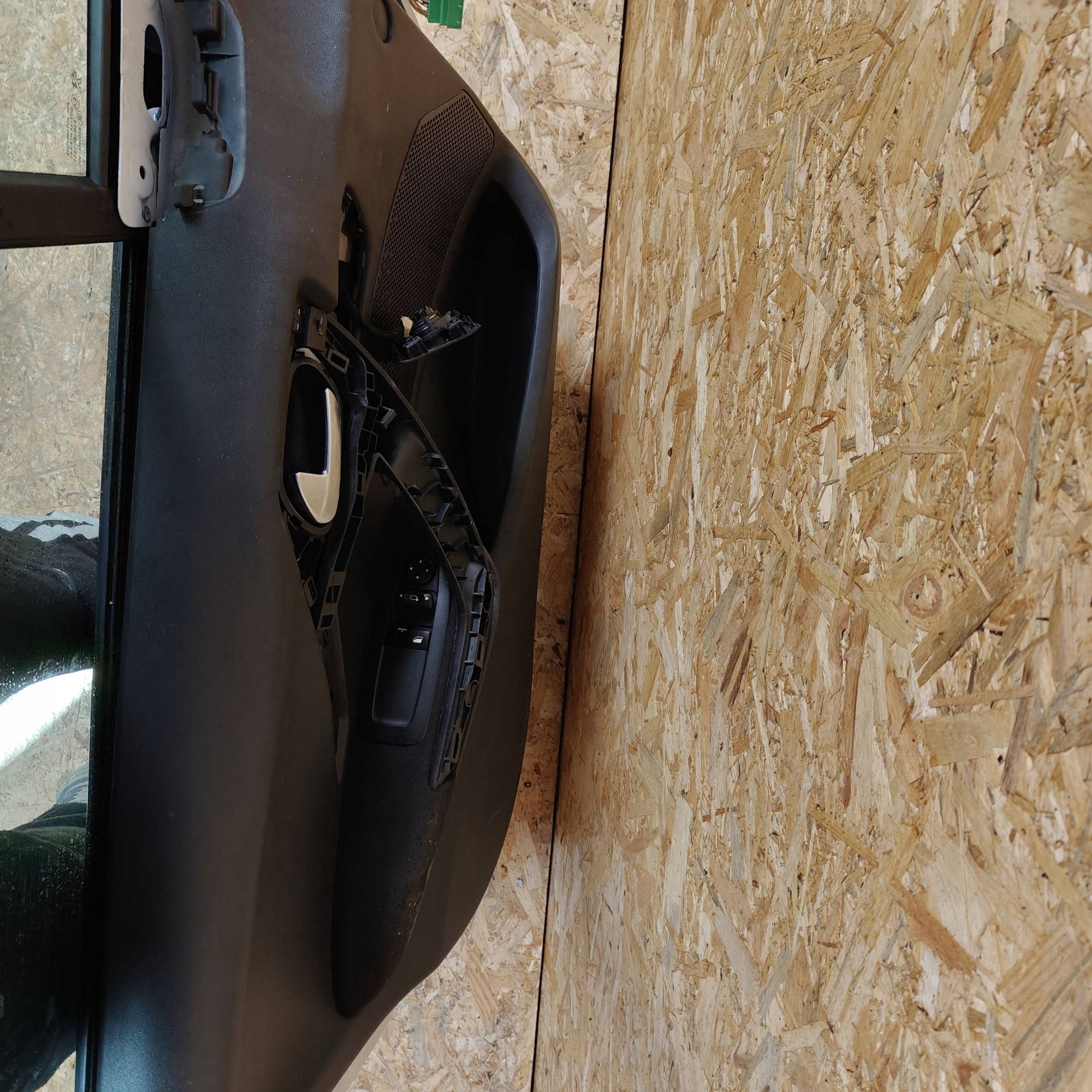 door front front side left Peugeot 208 and
