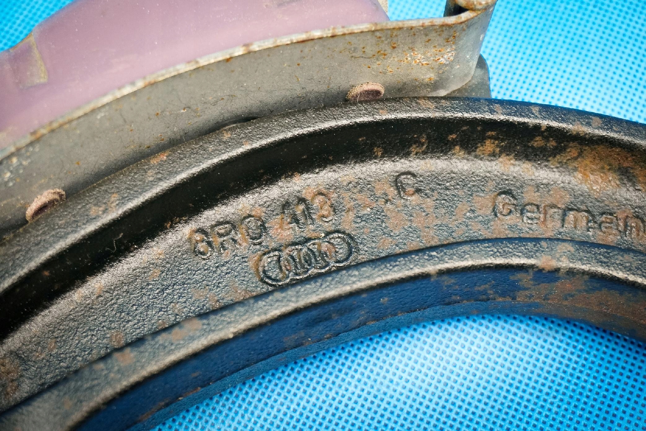 Widelec amortizera Audi A8 S8 4H 8R0413038C