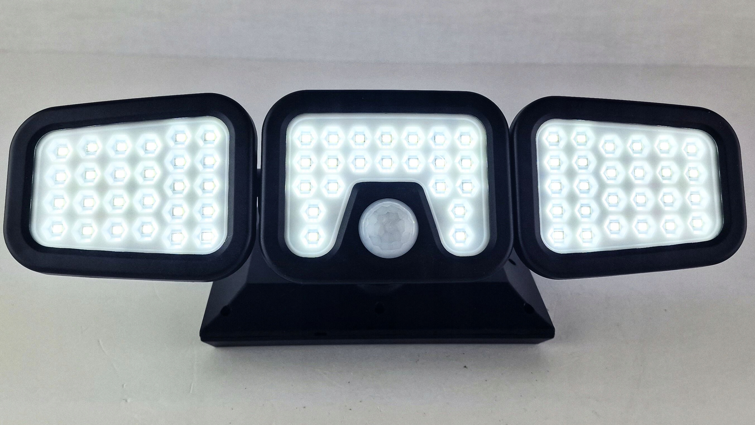 LAMPA SOLARNA Z CZUJNIKIEM RUCHU MOCNA PANEL SOLARNY 74LED IP65 ŚWIECENIA Marka Cortina