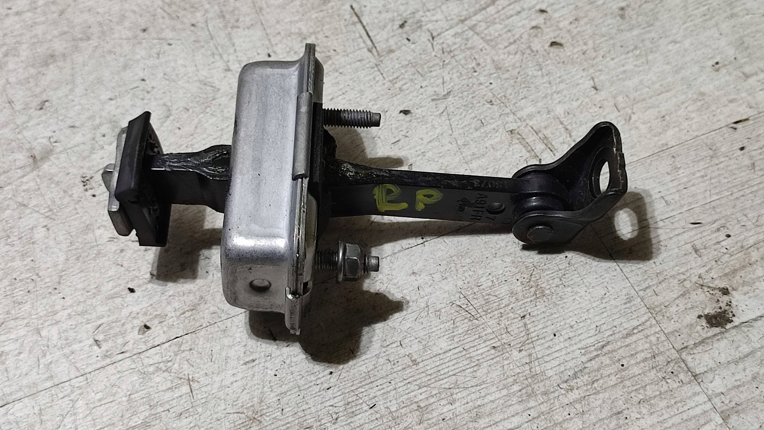 Peugeot 2008 and 2018 front side left limiter door