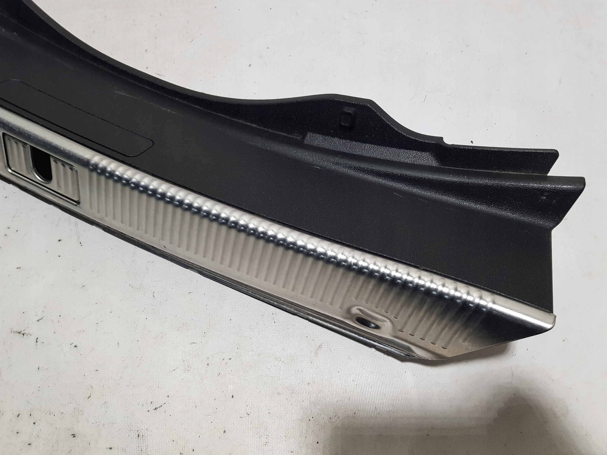 kryt lišta stěny PRAHU kufru AUDI A8 D4 4h0863471