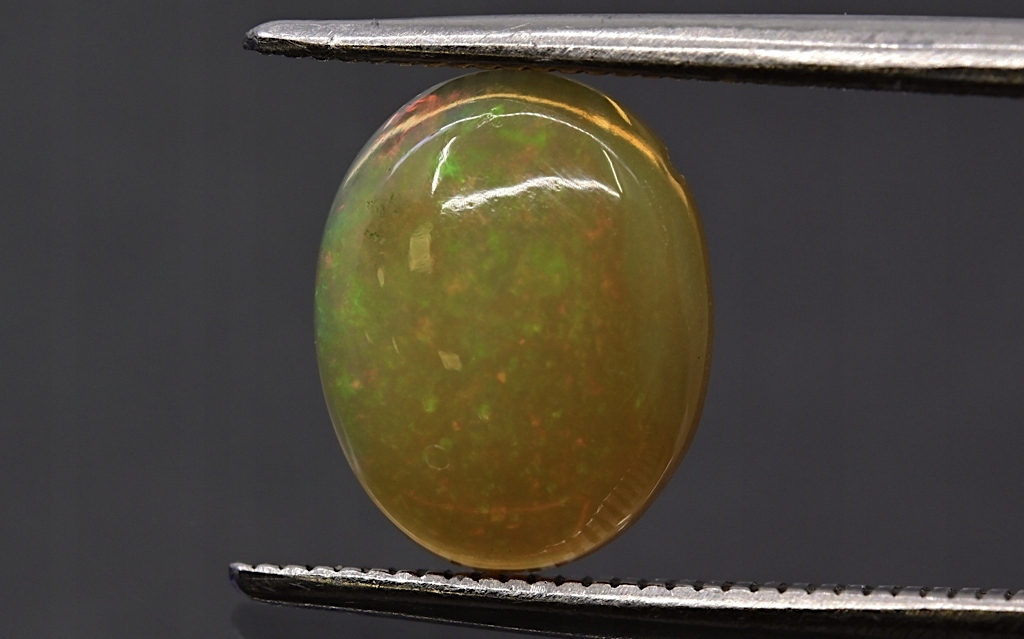 Opál z Etiopie kabošon ovál 9x7 mm