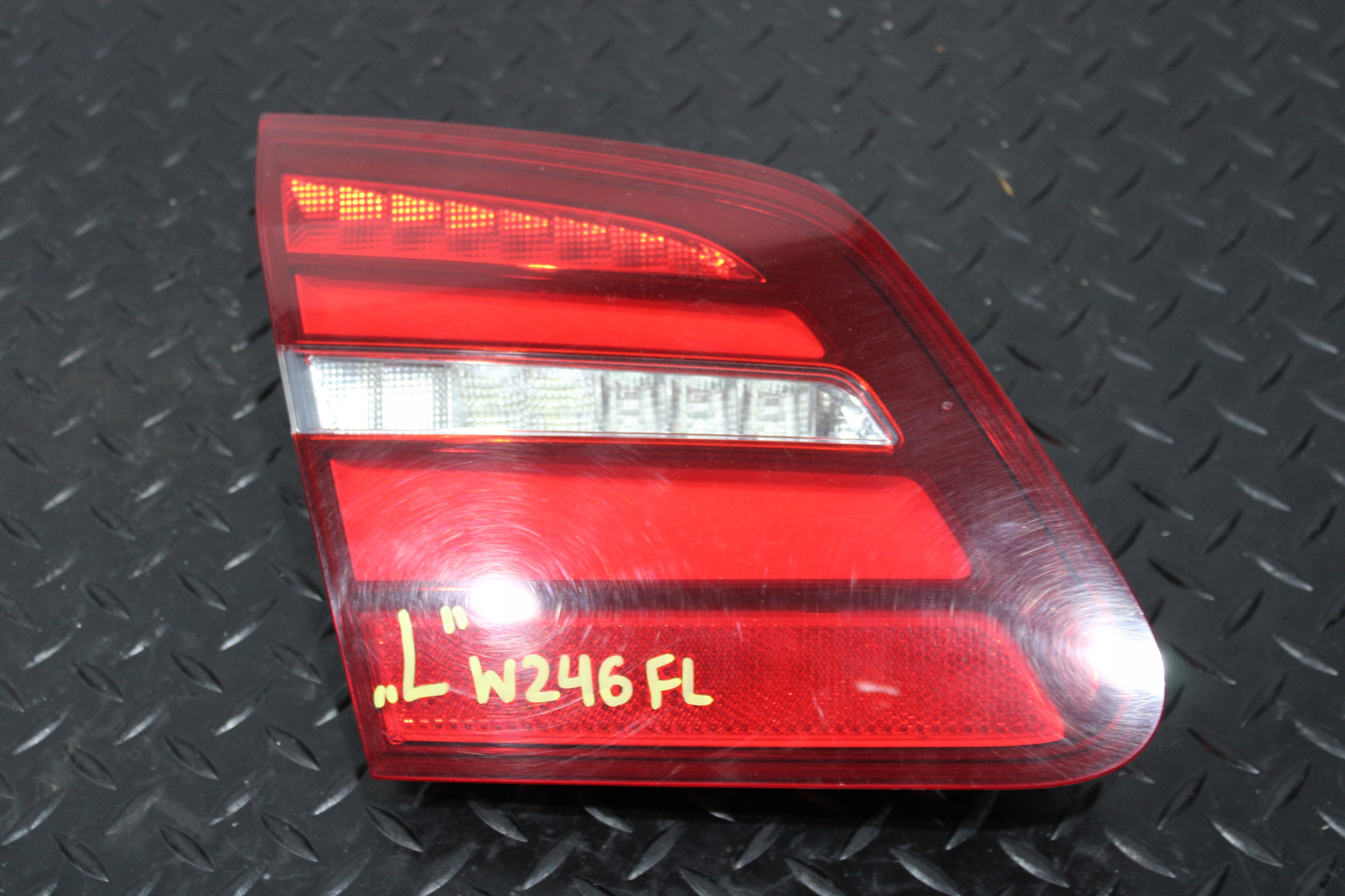 LAMPA KLAPY LEWY TYŁ MERCEDES B-KLASA W246 LIFT A2469069100