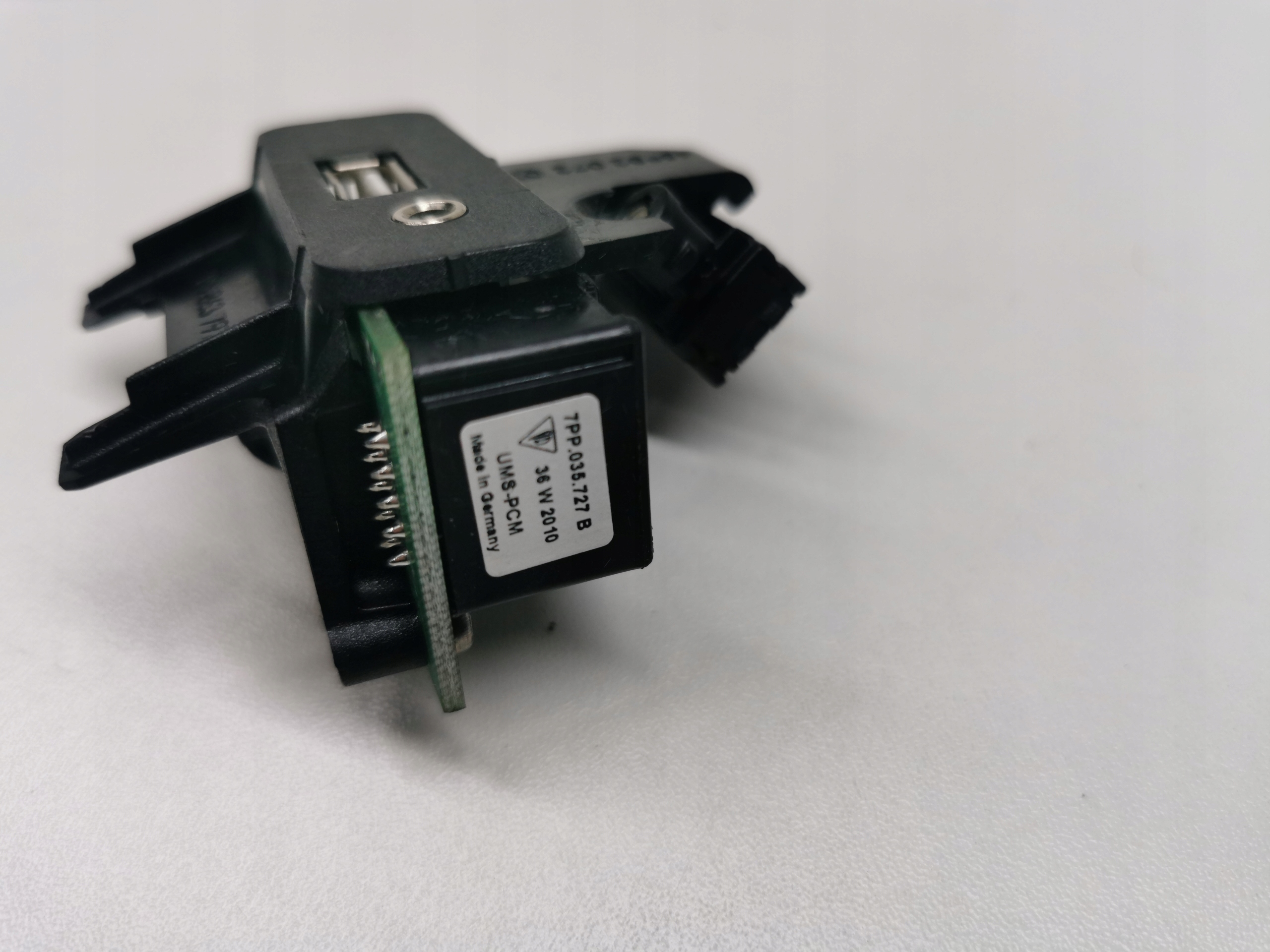 adapter USB passenger compartments PORSCHE CAYENNE II 7PP035727B