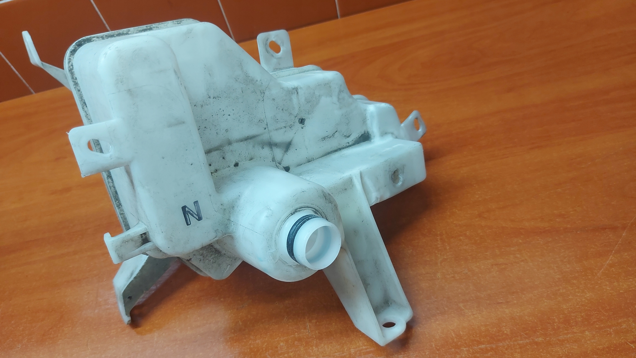 washer fluid tank TOYOTA RAV4 IV 12-18