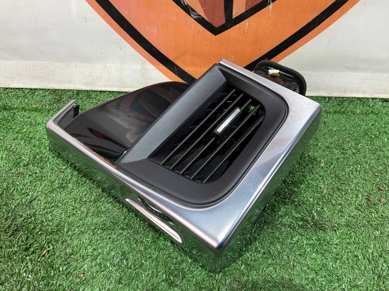 T4K9129 - Воздушный дефлектор правый и-PACE X590 J9D3018B08AB