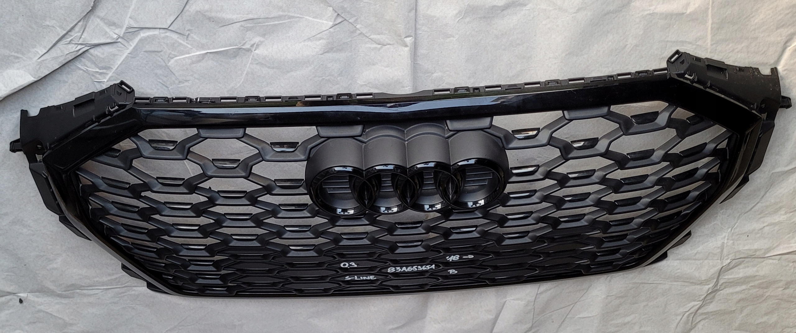 Audi Q3 s-line 18-22 решетка радиатора 83A653651B
