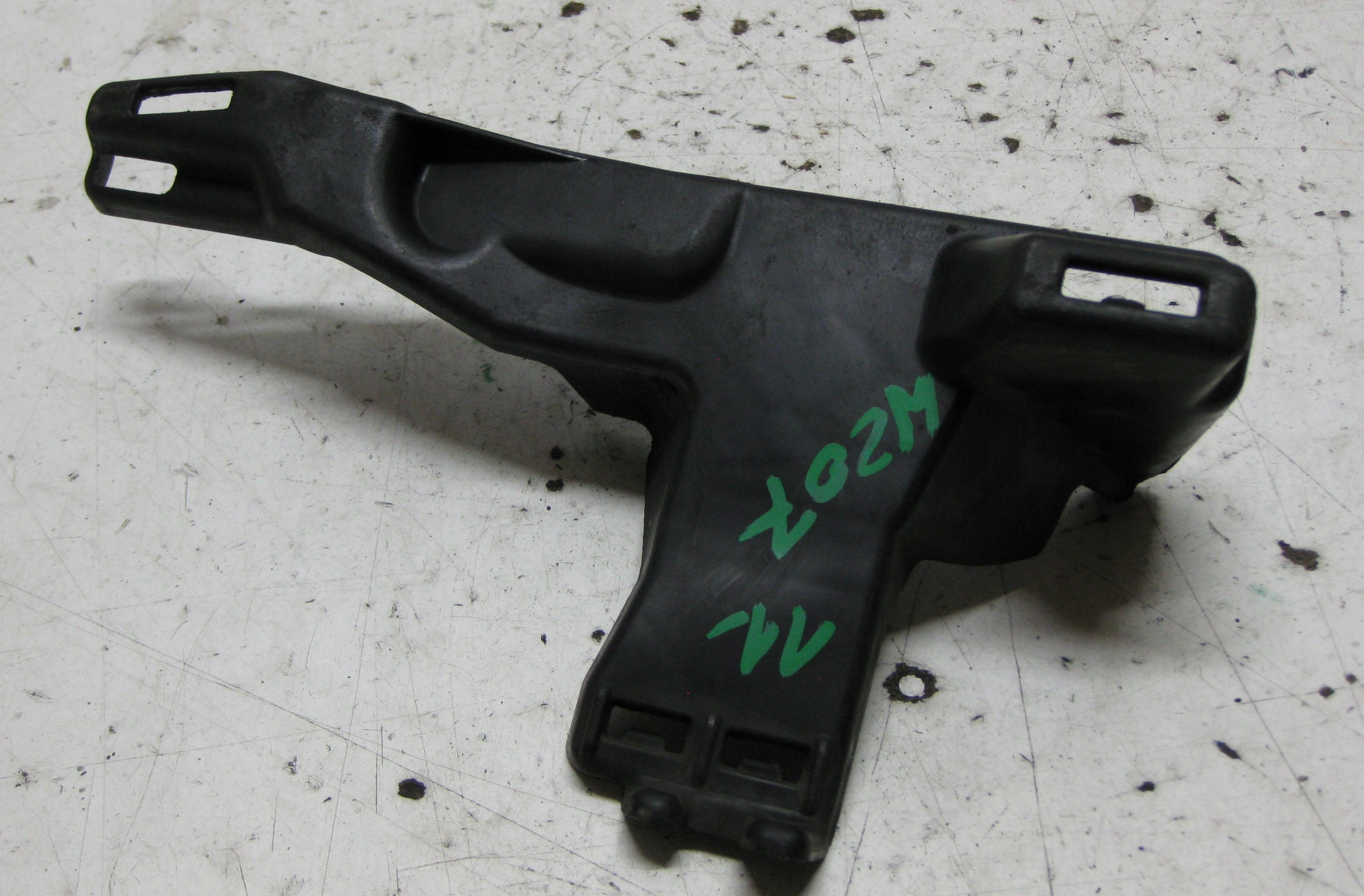MERCEDES W207 3.0 CDI 11R bumper bracket front A2078850716