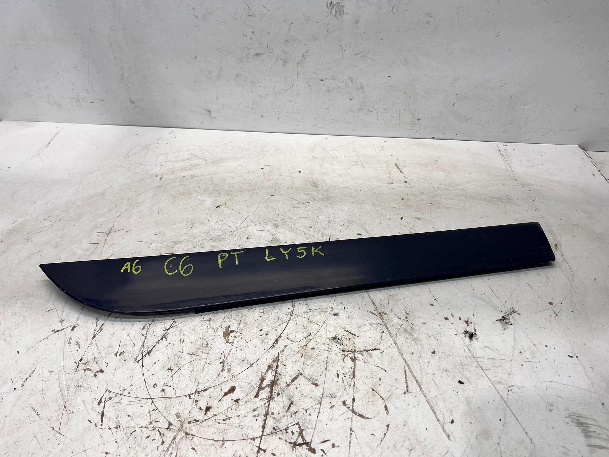 moulding door lower right rear part AUDI A6 C6 LY5K
