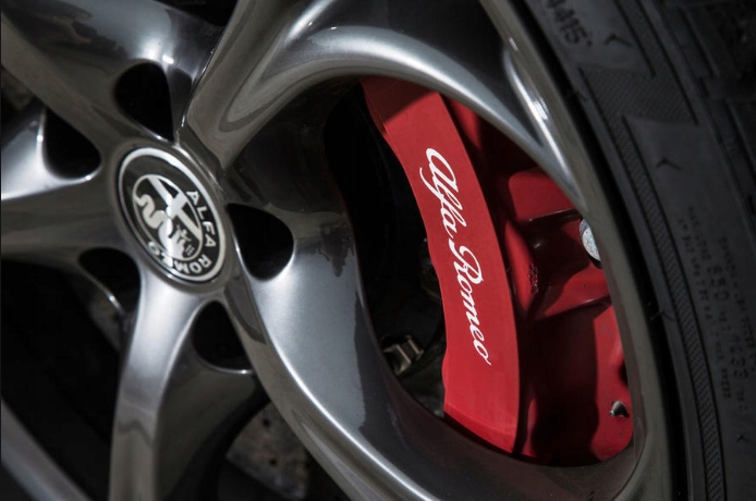 Alfa Romeo GIULIA NAKLEJKA NA ZACISK PRZEDNI EAN (GTIN) 6117153561532