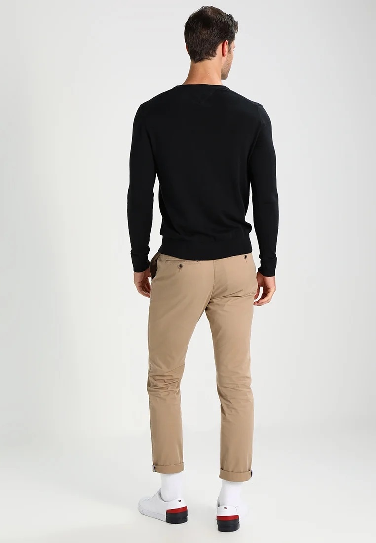 SWETER MĘSKI TOMMY HILFIGER CZARNY V-NECK ROZM L Model wygodne