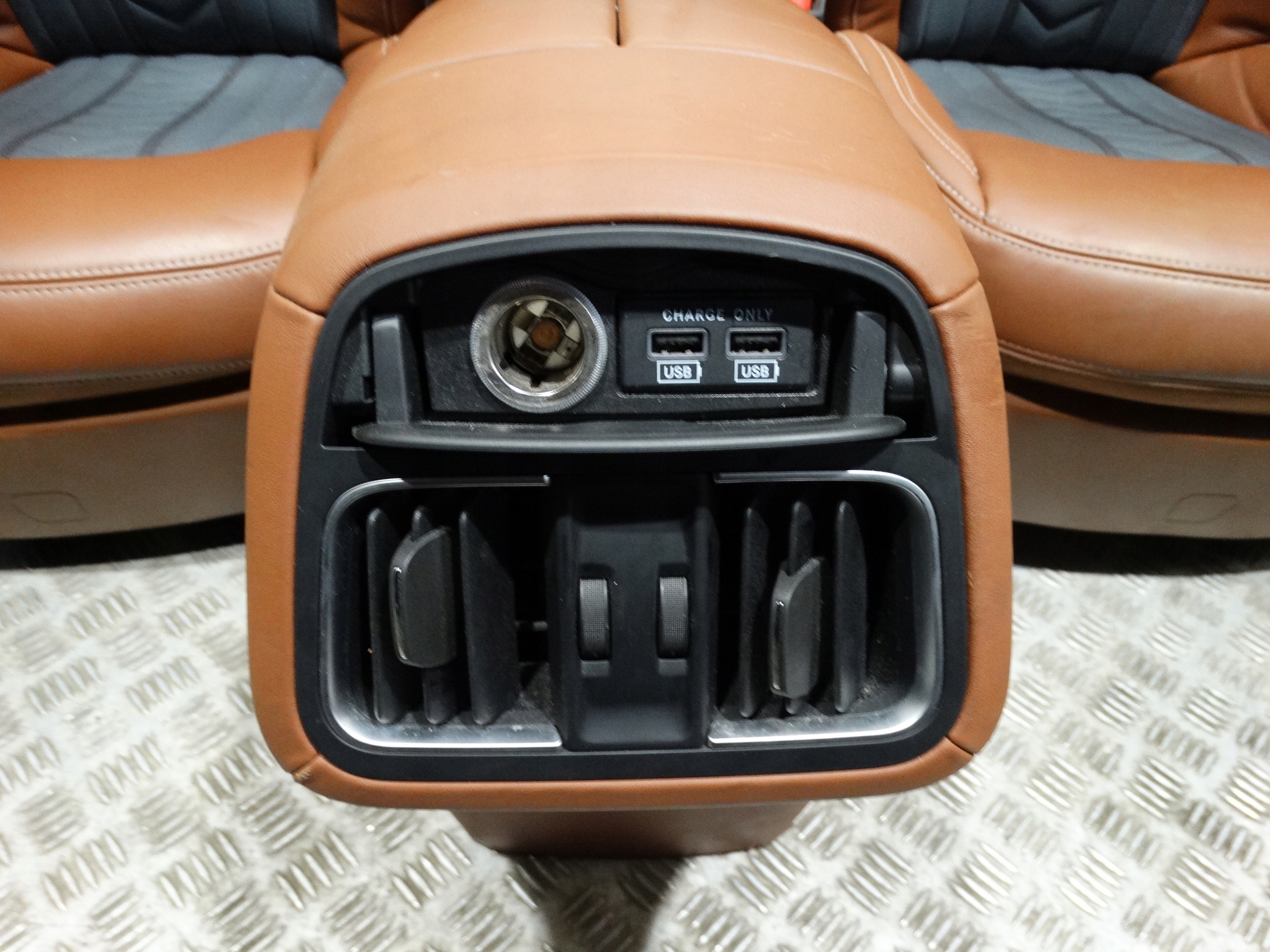 IDEALNE KPL. Sitze SKORY MASERATI LEVANTE GRZANE 1