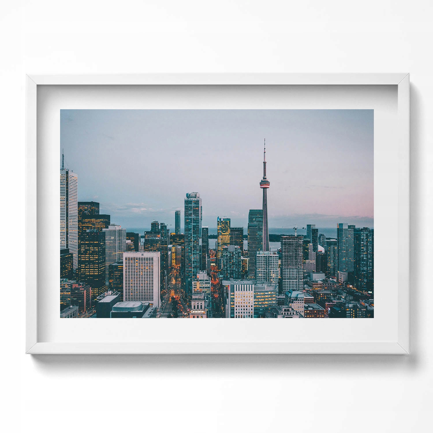 Obraz s bílým rámem a grafikou na zeď Panorama města večer 70x50 cm
