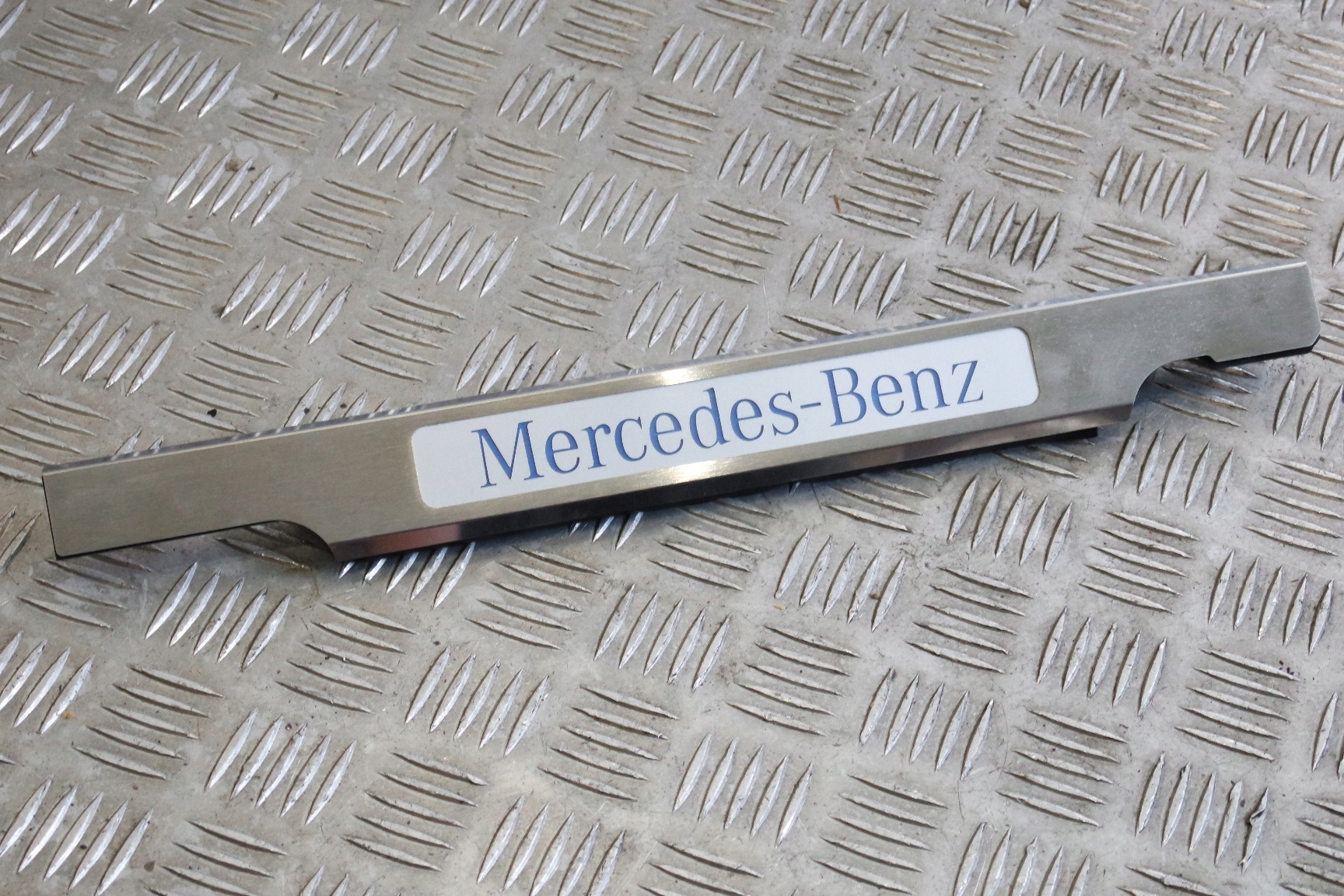 LISTWA PODSWIETLANA PRAWA TYL MERCEDES W463 LIFT