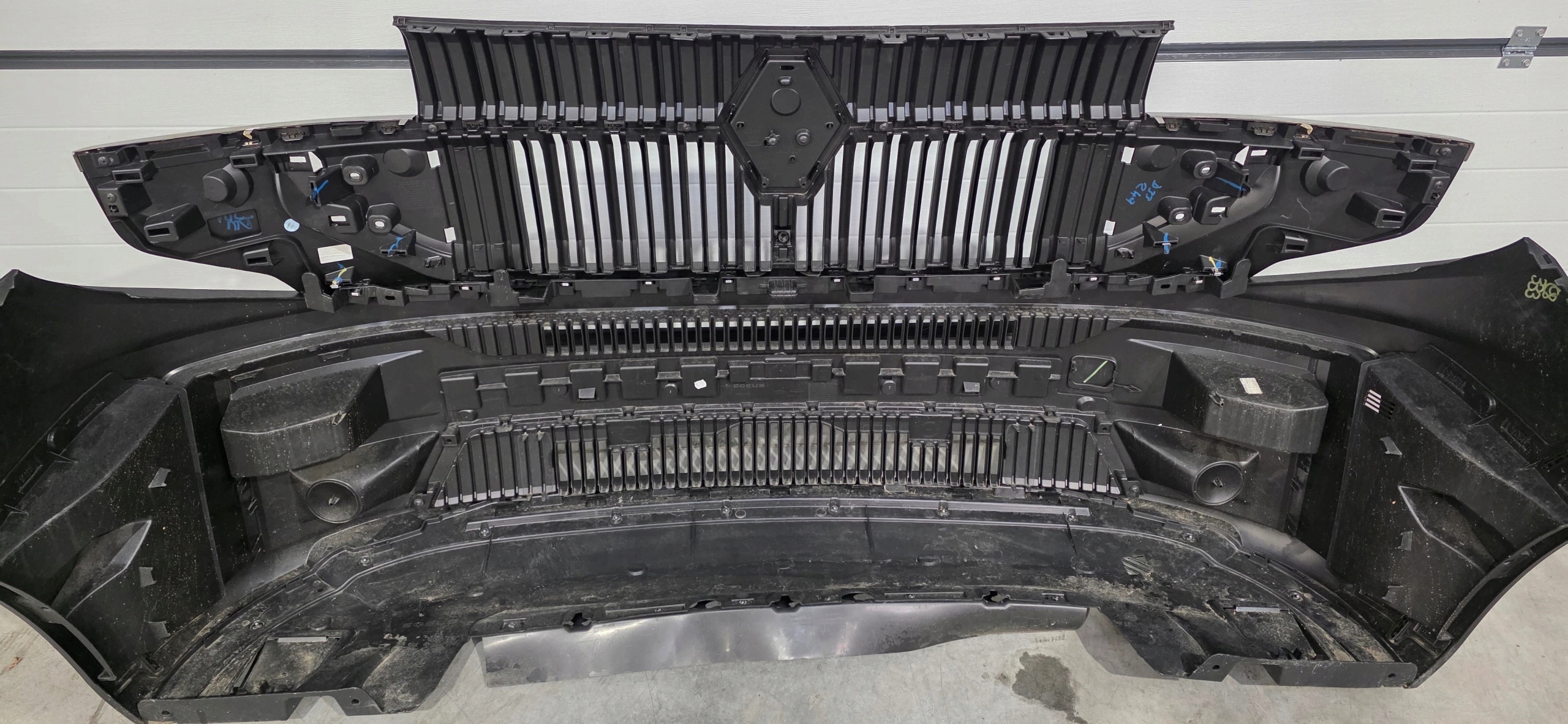front bumper grille RENAULT MASTER IV V 24- original 622541366R