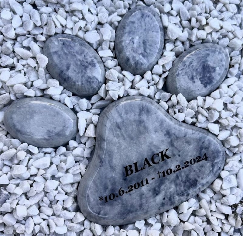 Levně Pomník Tlapka bílo-černá s gravírováním