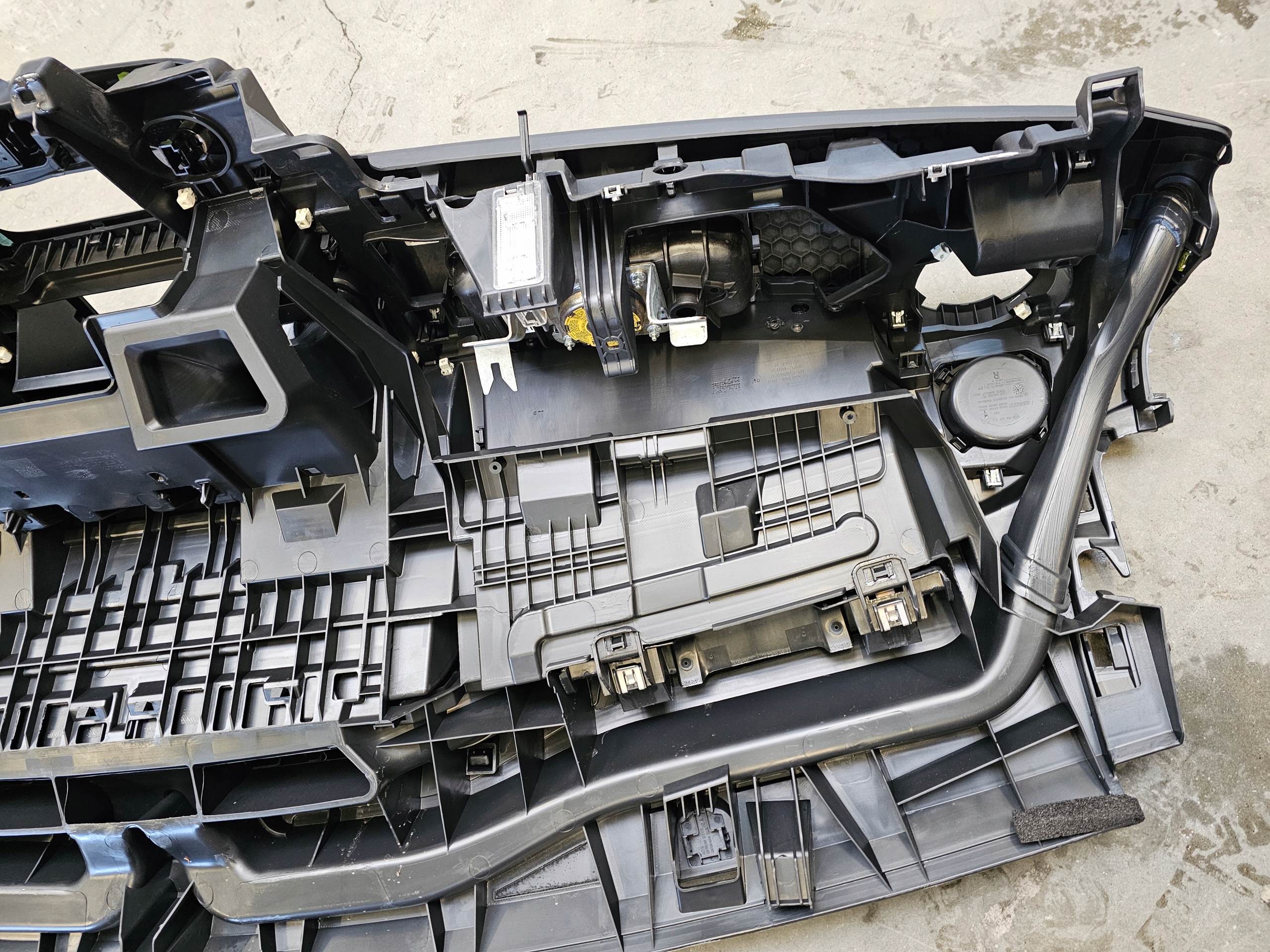 TRAFIC III VIVARO B TALENTO dashboard unprotected console 681006255R