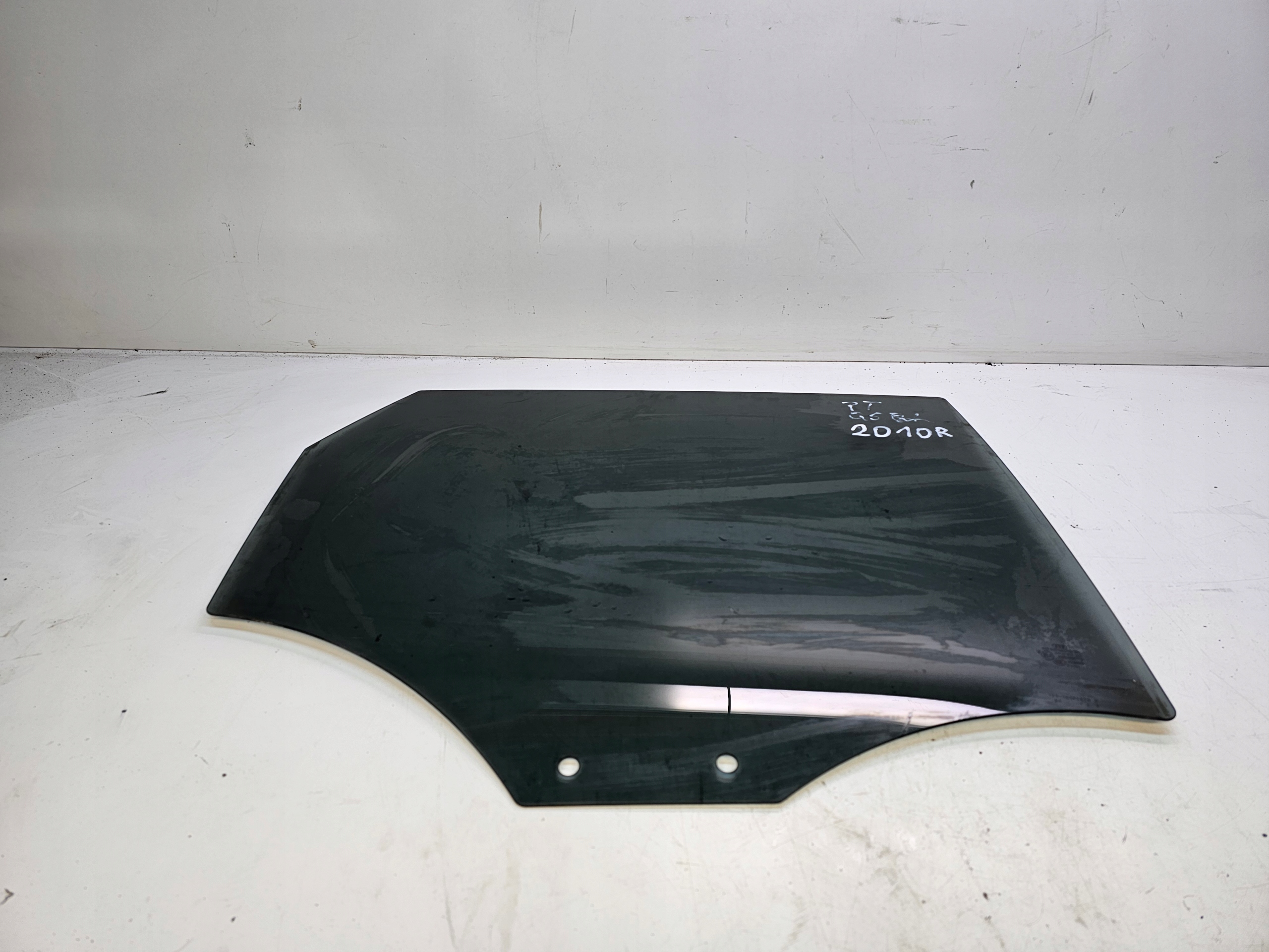 СТЕКЛО БОКОВОЕ ДВЕРИ ПРАВЫЙ ЗАД. AUDI Q5 8R010r