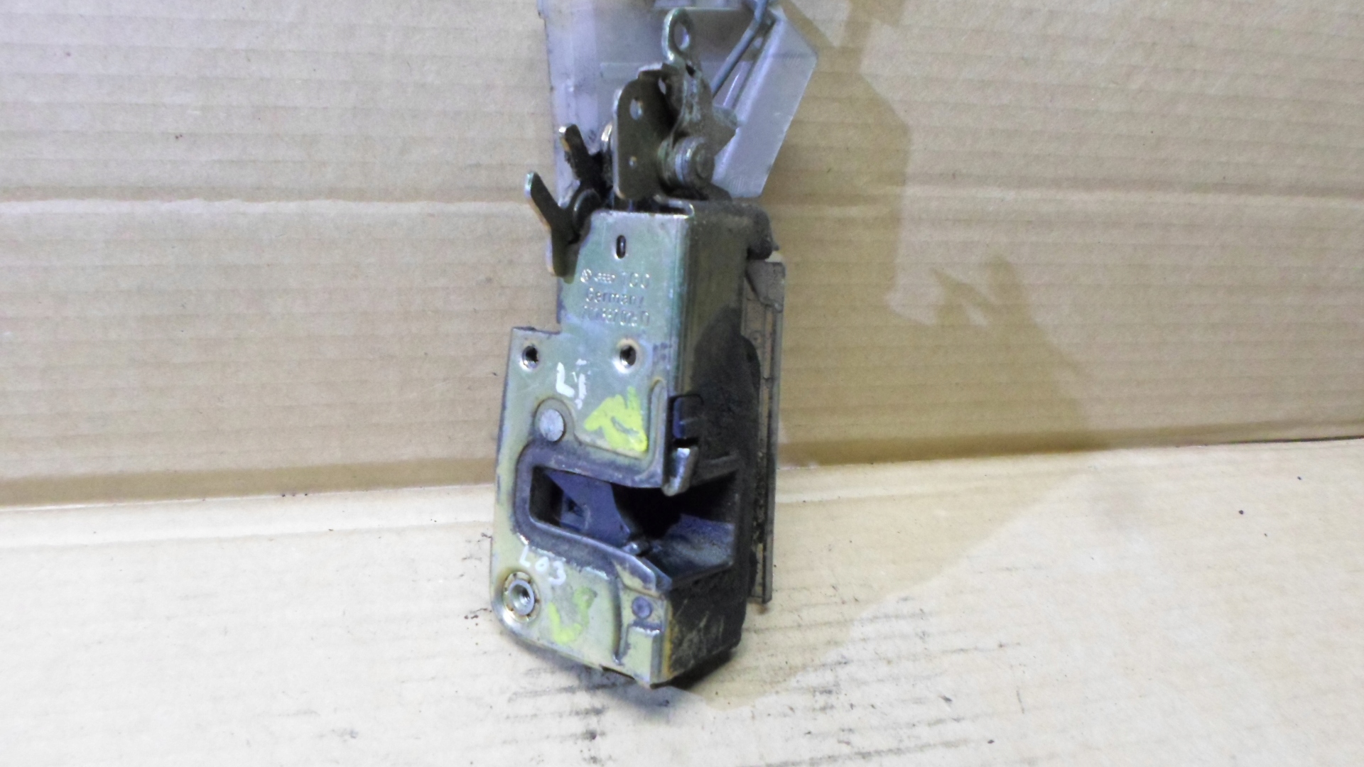 TRANSPORTER T4 ZAMEK DRZWI LEWY PRZÓD 701837015