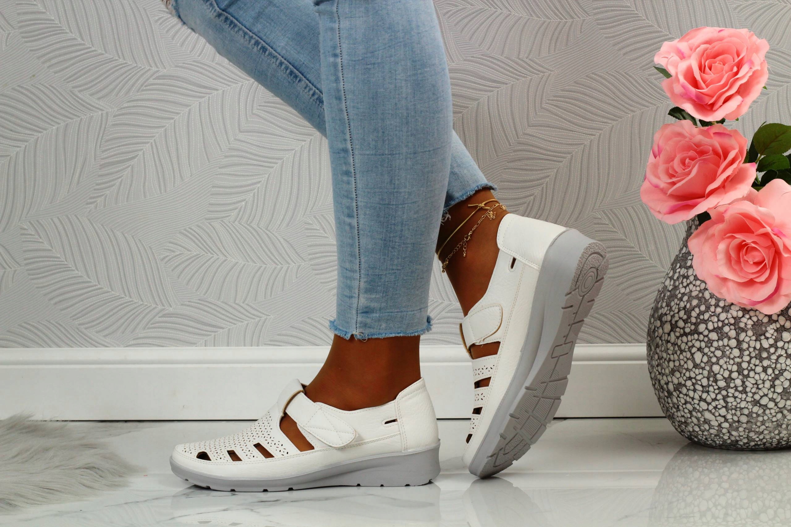 PÓŁBUTY DAMSKIE WIOSENNE RZEP AŻUROWE SKÓRA NISKIE Długość wkładki 27 cm