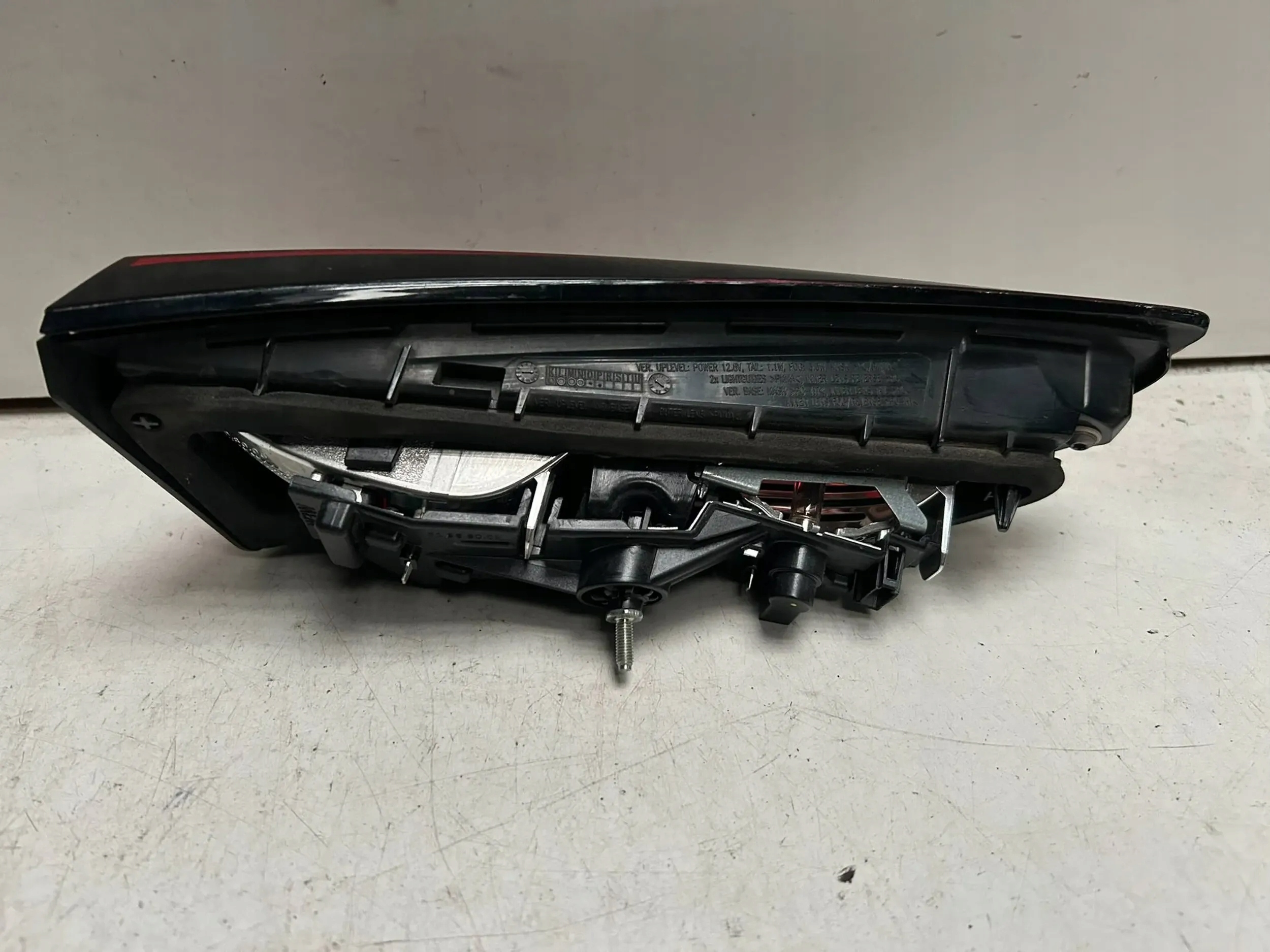 Lampa tył prawy na klapę Opel Astra K Numer katalogowy części 39032989