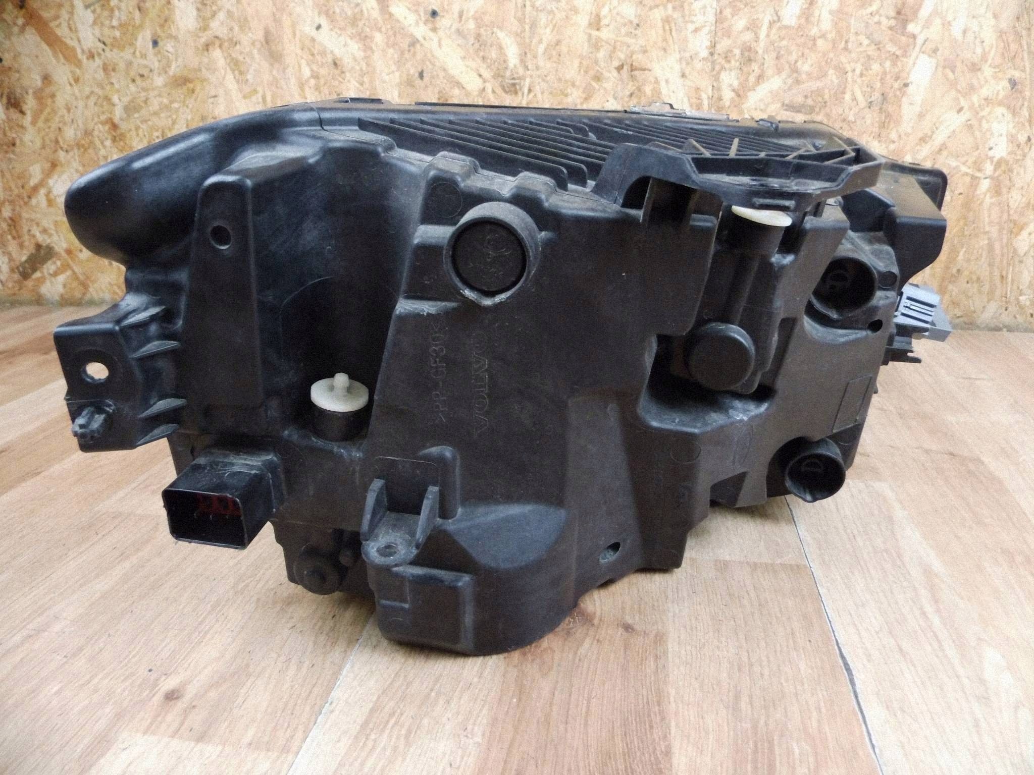 Volvo XC60 II 2023+ LIFT light left front front left 32404705