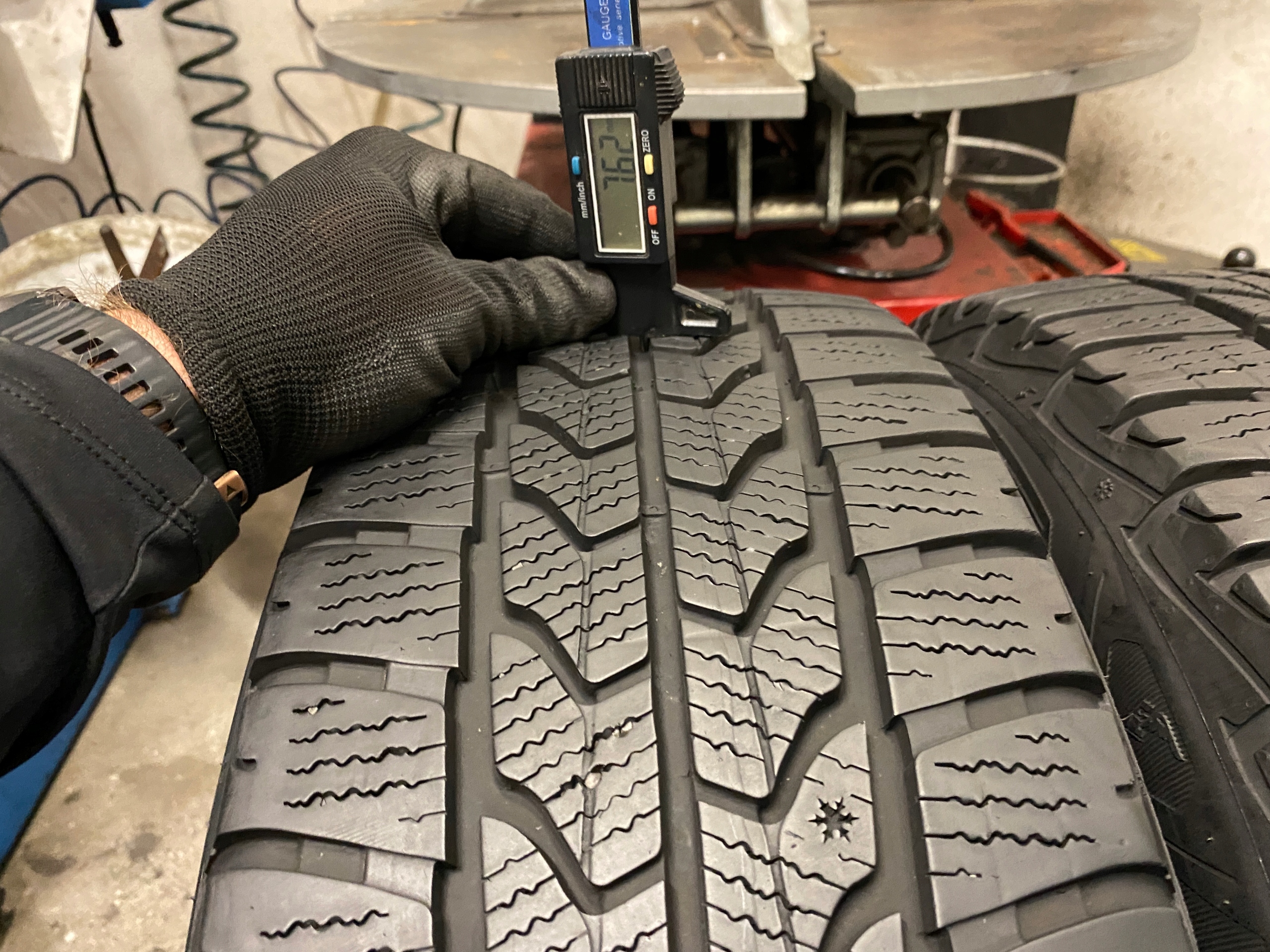2 tyres winter 215/60R17C Goodyear UltraGrip Cargo 8mm