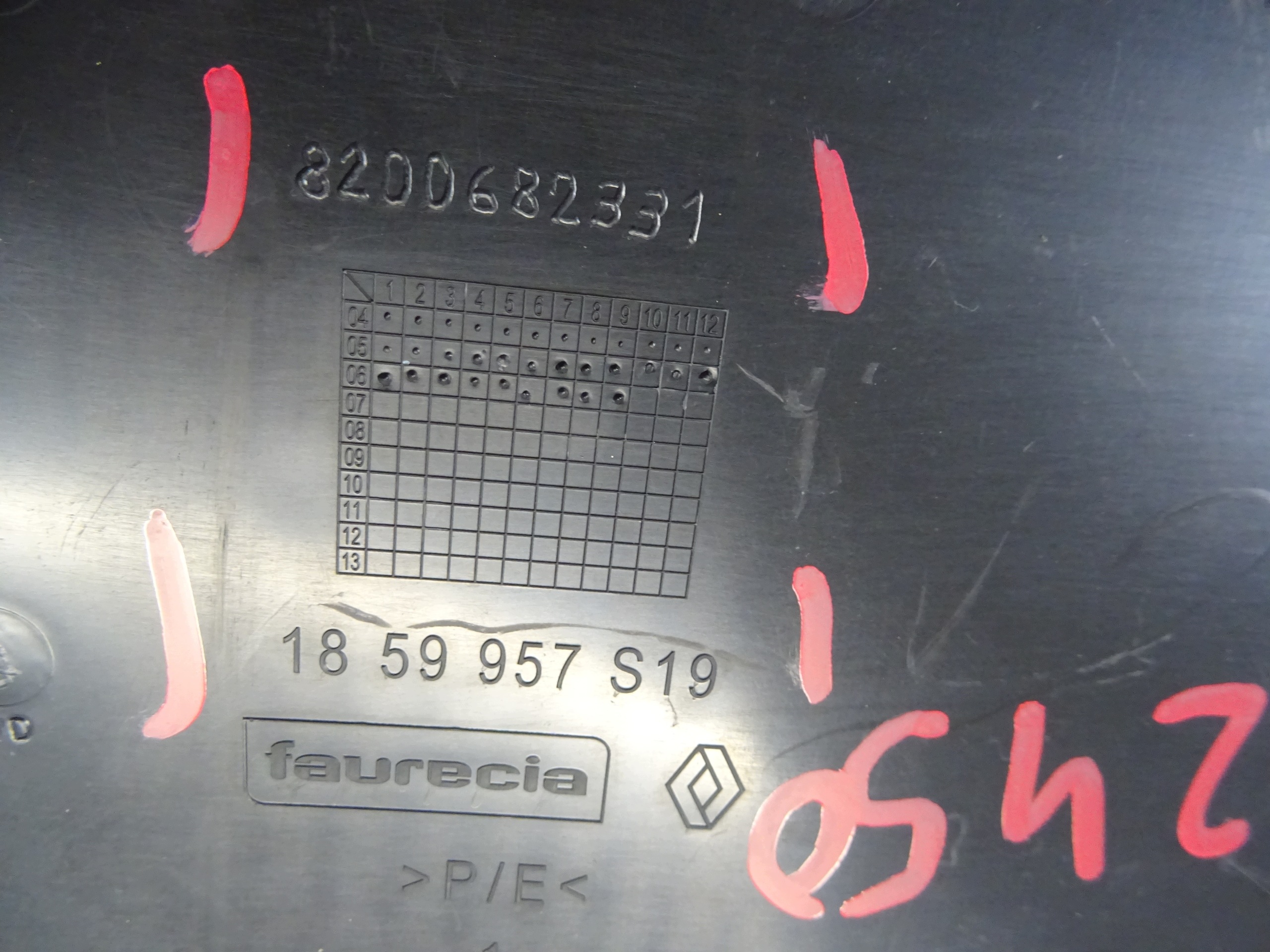 grid of a bumper front RENAULT CLIO III 8200682331