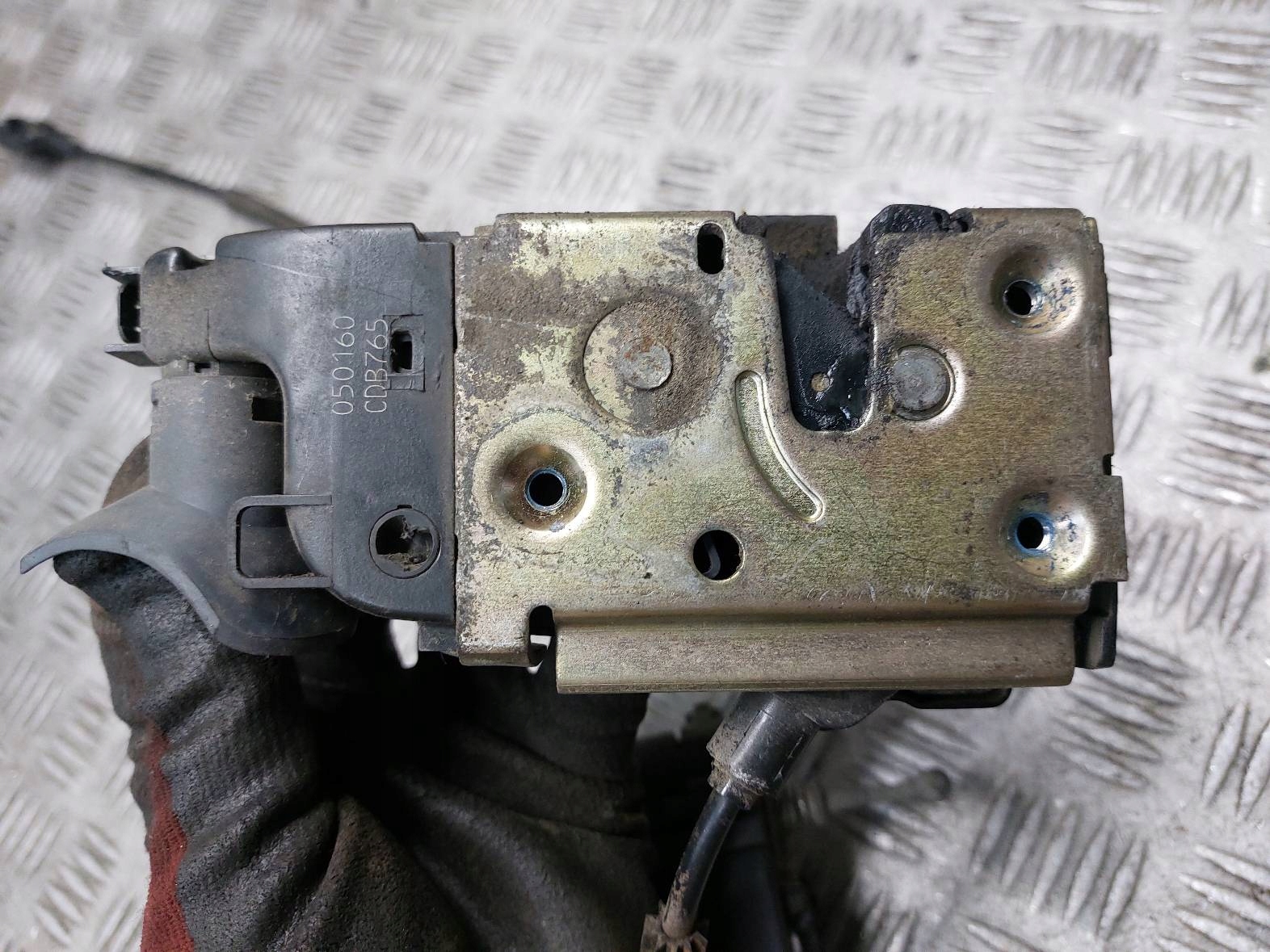 lock door left front handle exterior NISSAN PRIMERA P12 80611AV600