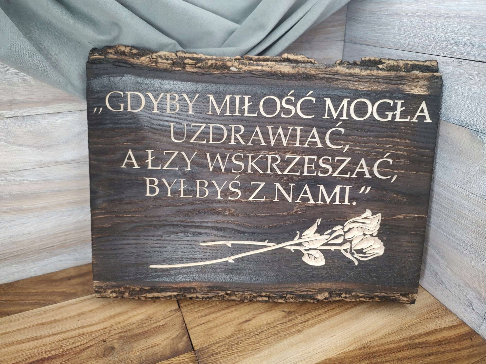 Tabule připomínající informaci na hrob, opálený náhrobek, suvenýr