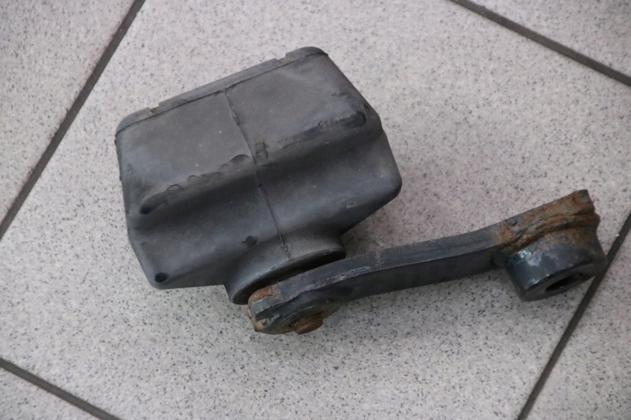 BMW E87 E90 E91 E92 TLUMIK DRGAN posteriore MOSTU 6783545