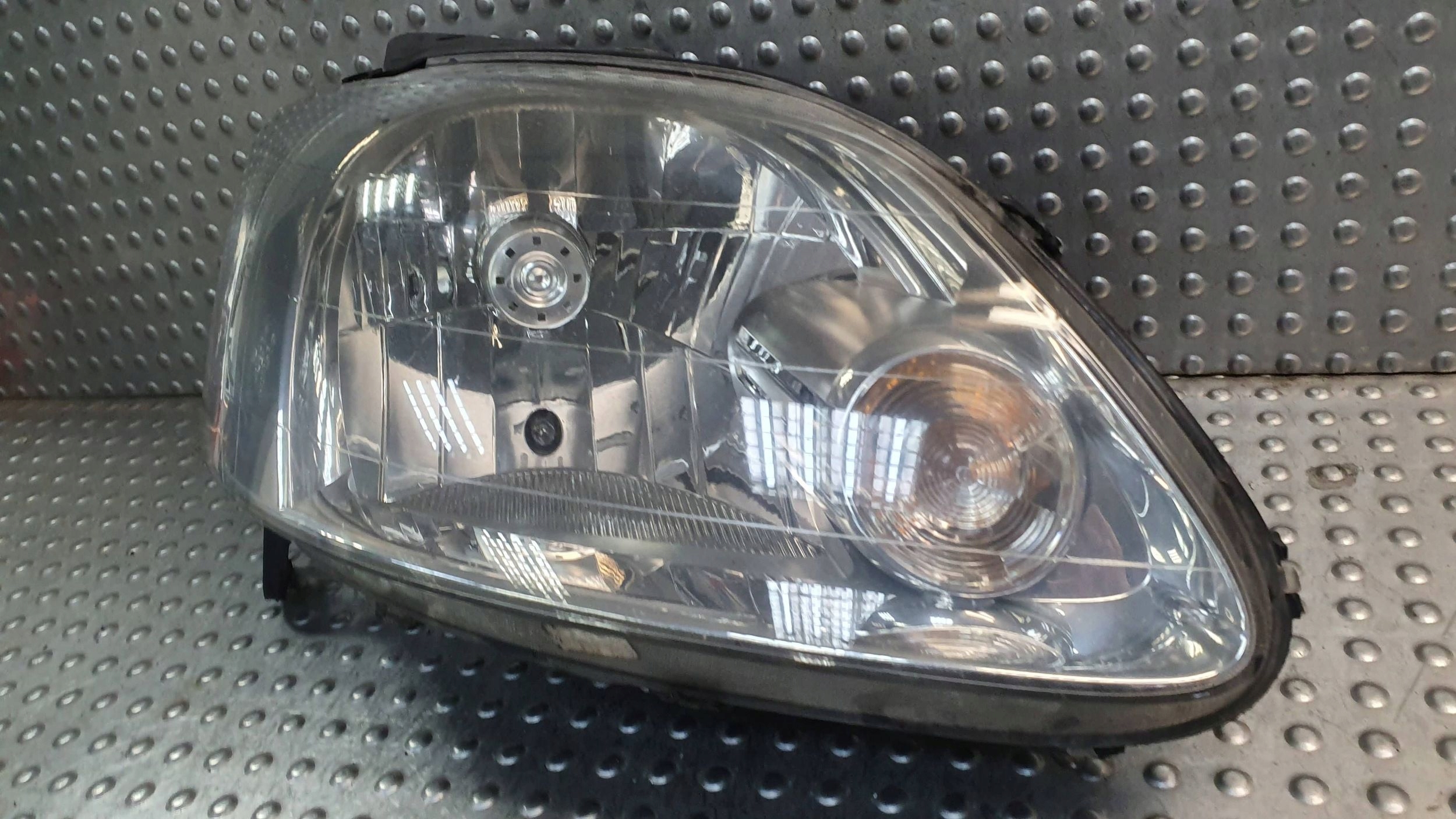 light front right VW FOX 05