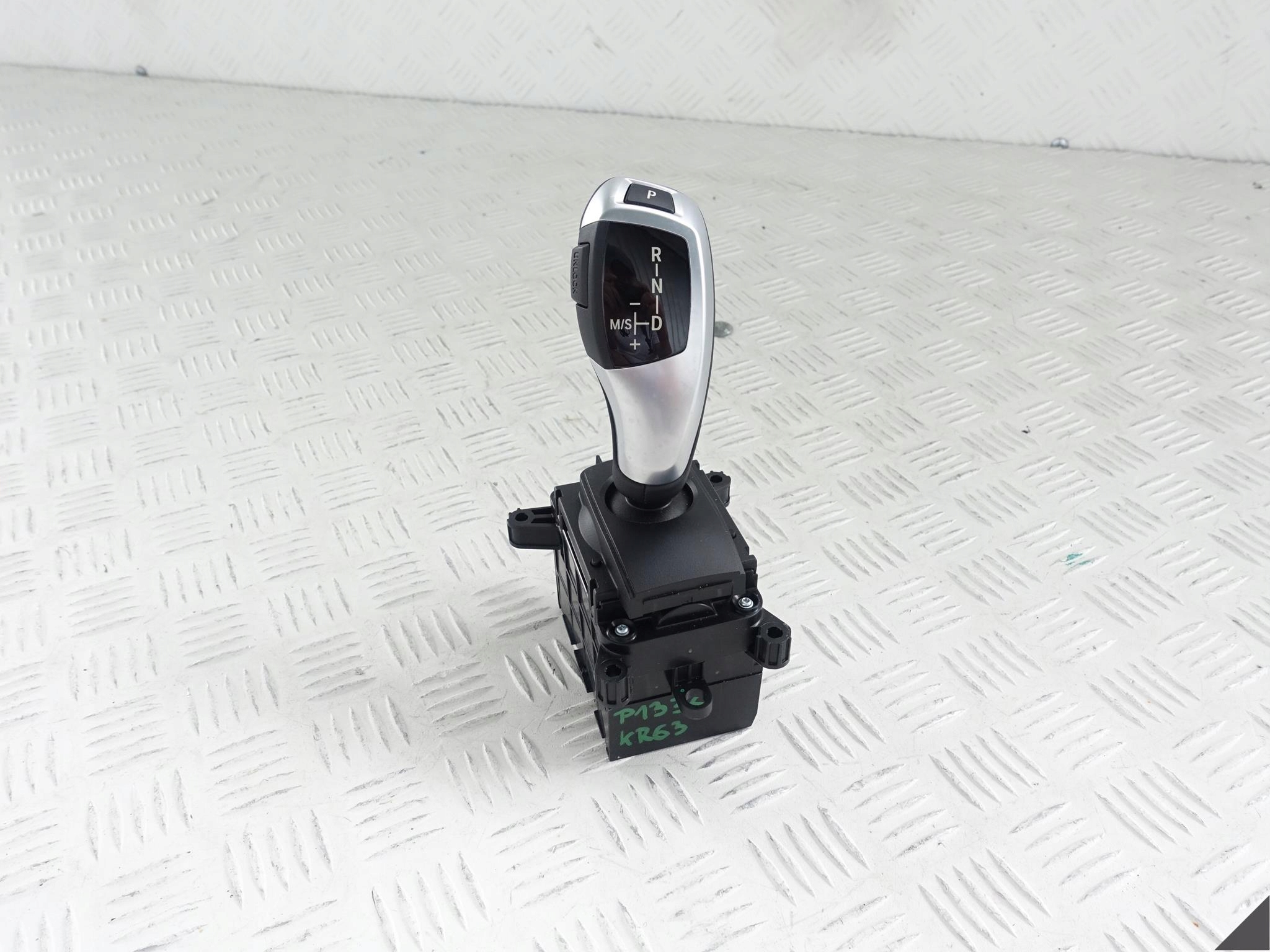 9351291 - BMW X5 F15 ручка рычага переключения передач