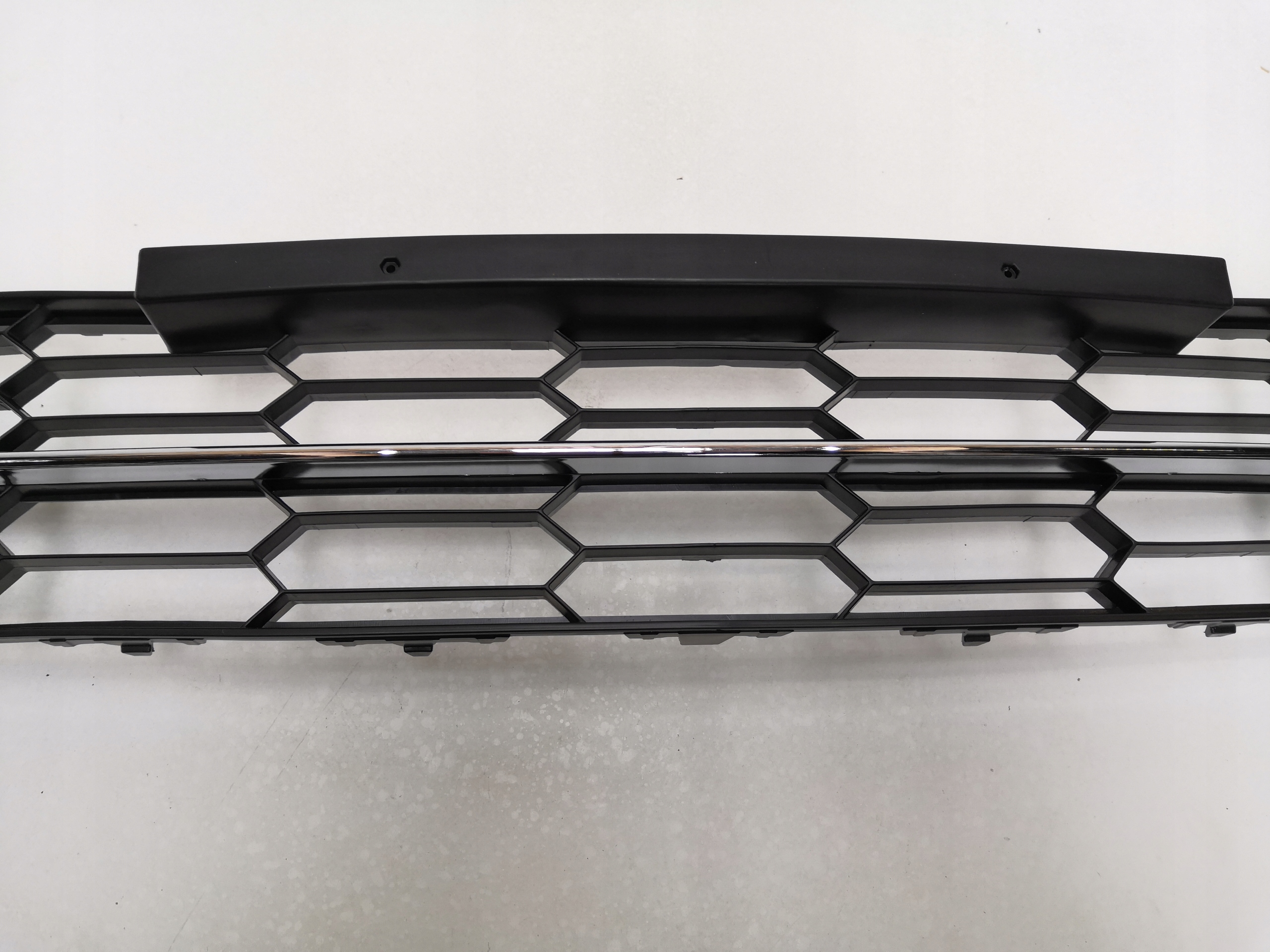 NOWA KRATKA ZDERZAKA SRODKOWA SKODA SUPERB II LIFT Installation side Front