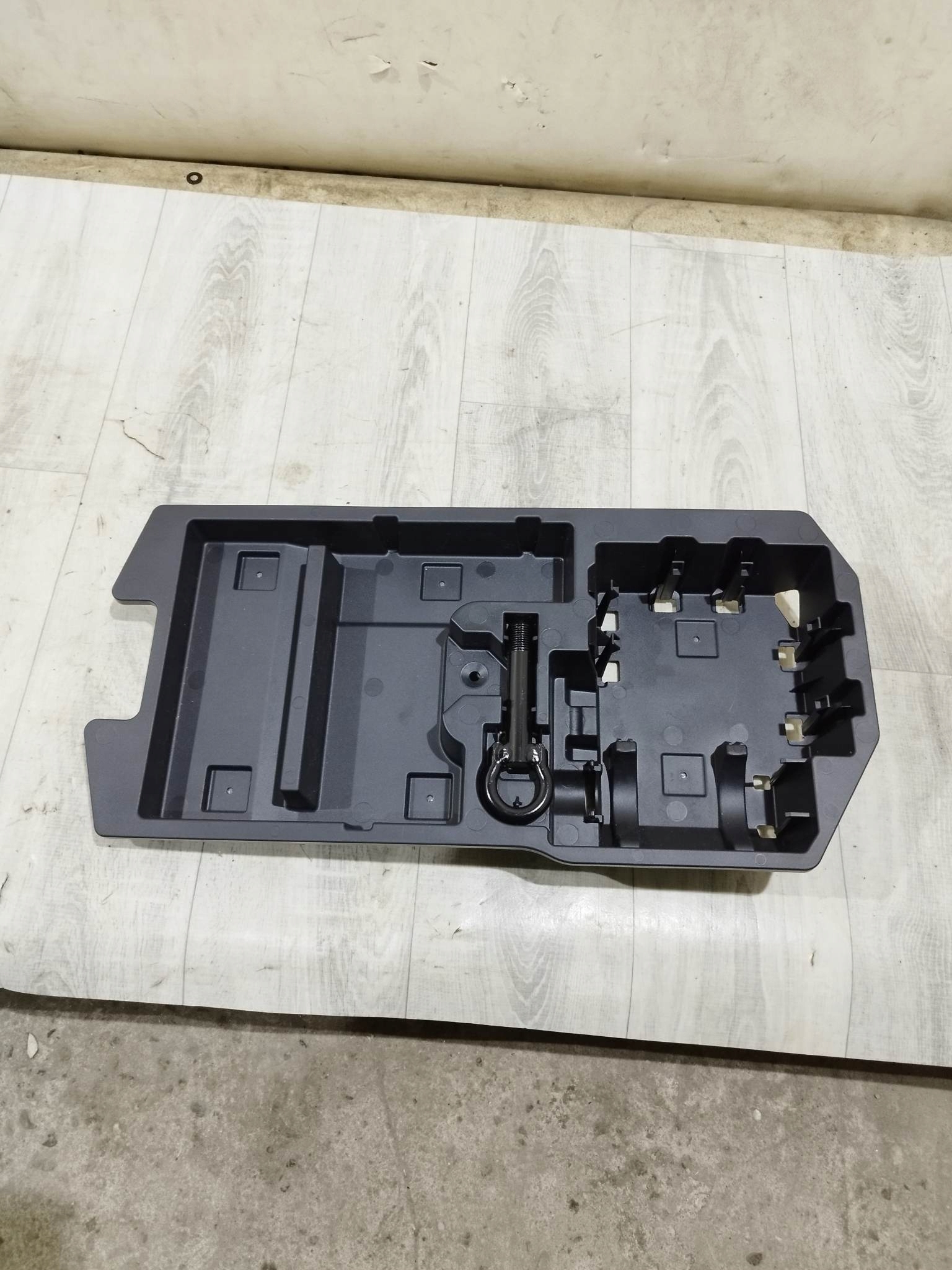 64993-0H030 - TOYOTA AYGO X 2022 КРІПЛЕННЯ ЗАПАСНОГО КОЛЕСА