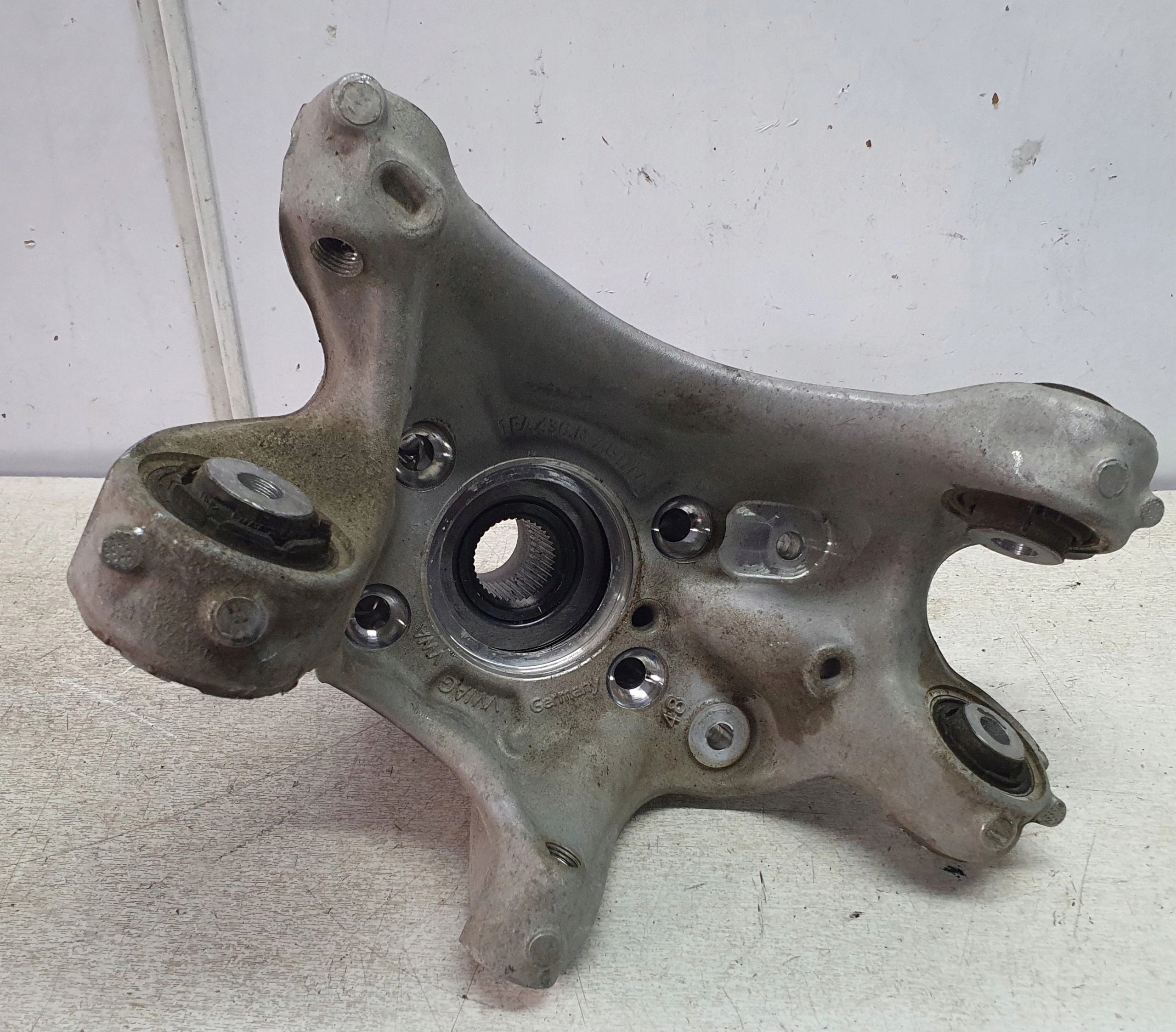 VW ID4 ID5 ENYAQ Q4 E-TRON otoč čepu záď levá originál 1EA435R
