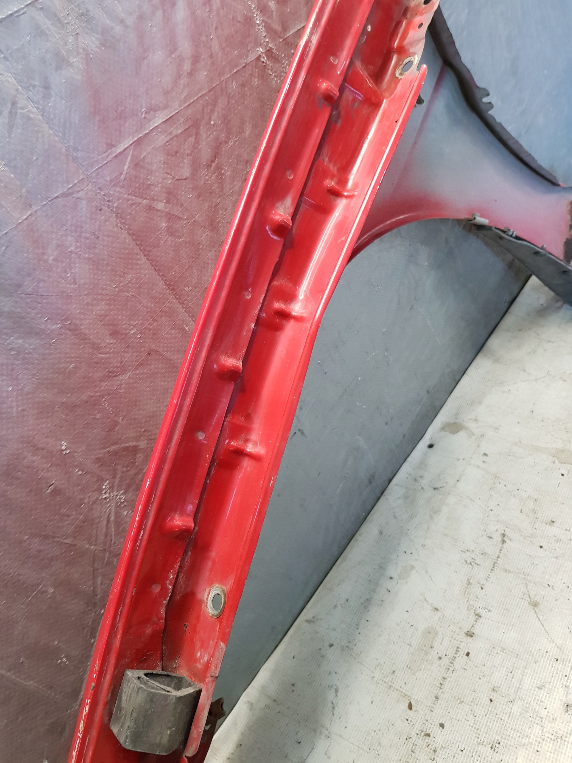 blatník MAZDA MX3 pravý předek červený