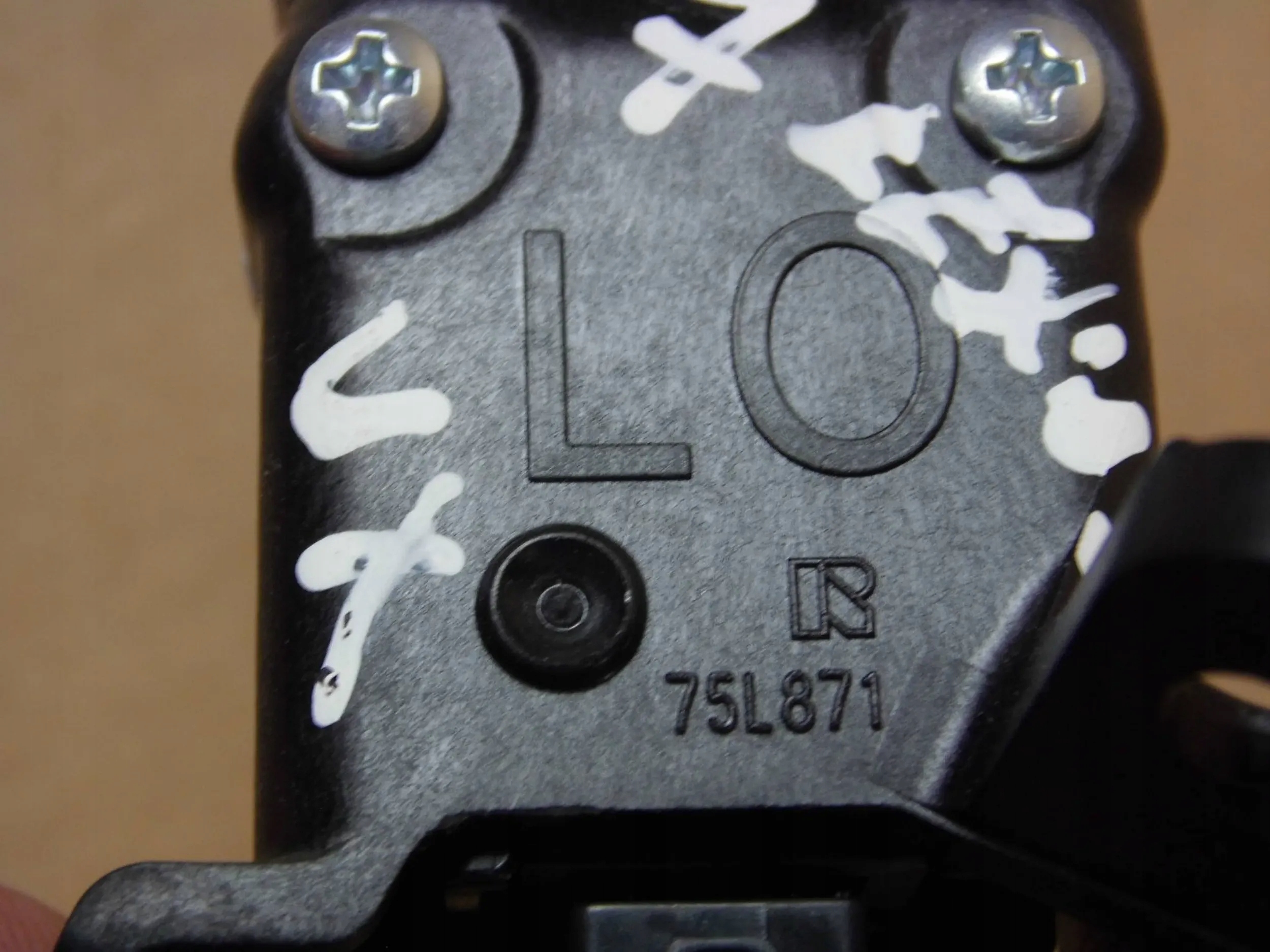 Lexus UX200 250H switch kontroli trakcji ESP 75L869
