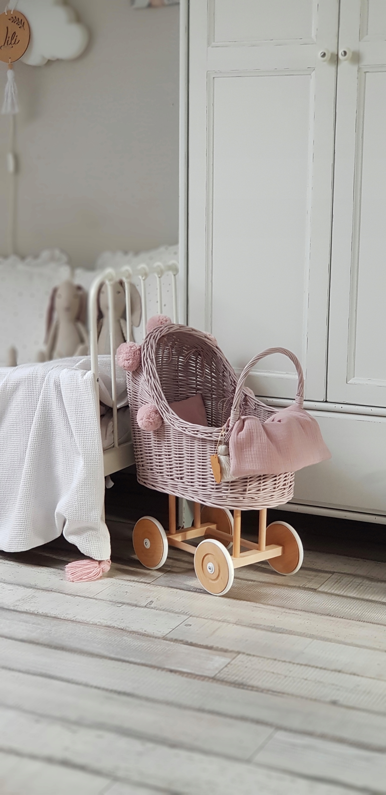 WÓZEK WIKLINOWY DLA LALEK BRUDNY RÓŻ POŚCIEL Marka inna