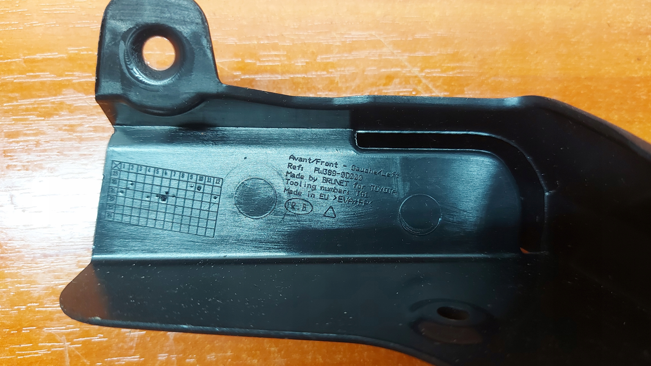 mudguard flap left front TOYOTA YARIS IV 20