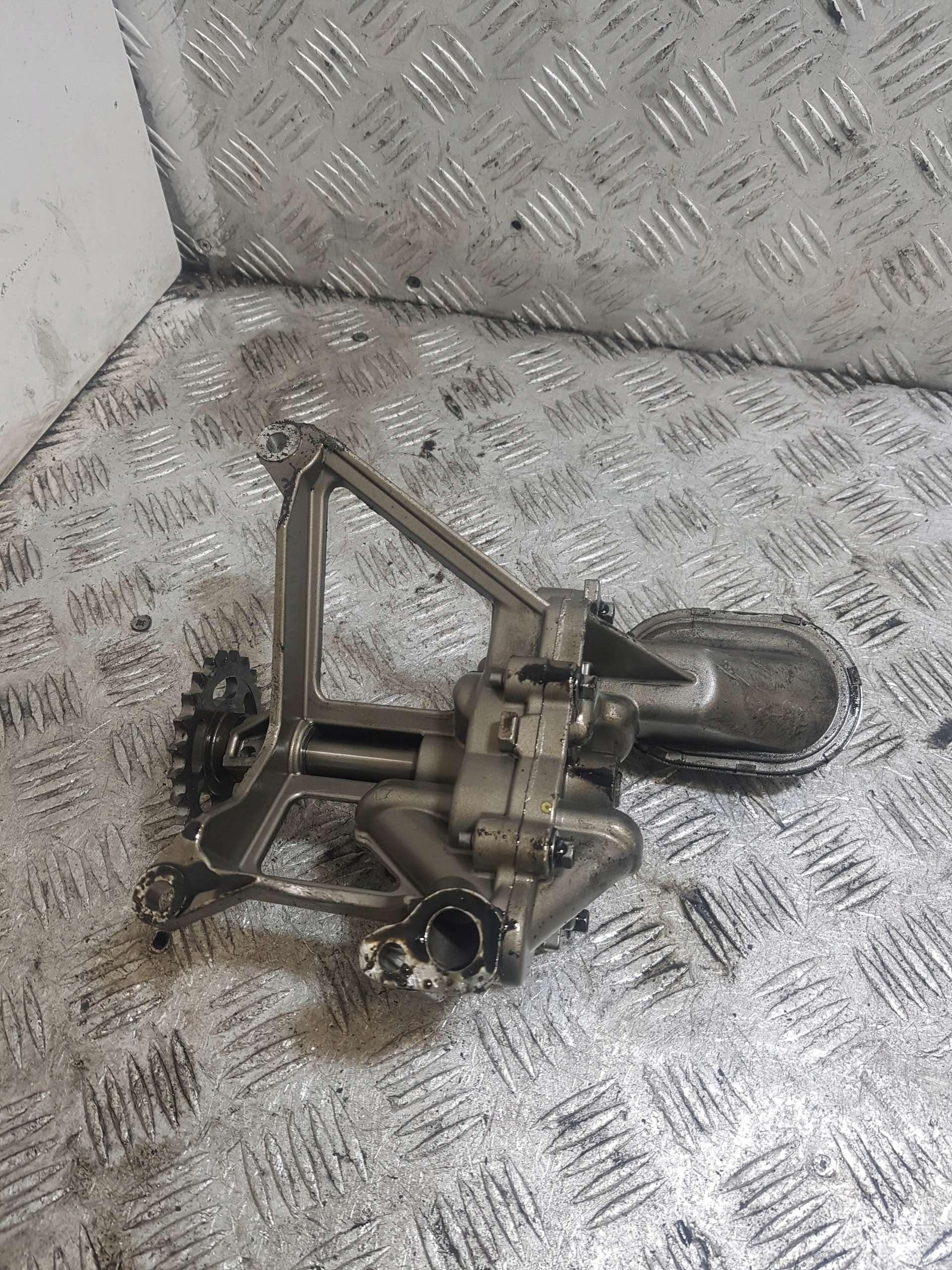 oil pump FORD MONDEO MK 4 9682393380