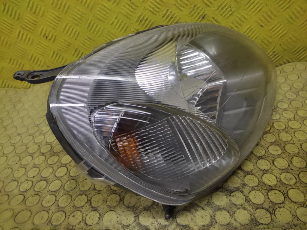TOYOTA YARIS and REFLEKTOR light right front