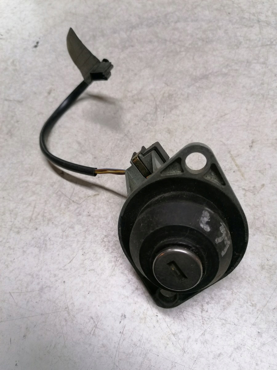 ZAMEK KLAPY BAGAŻNIKA TYŁ BMW E39