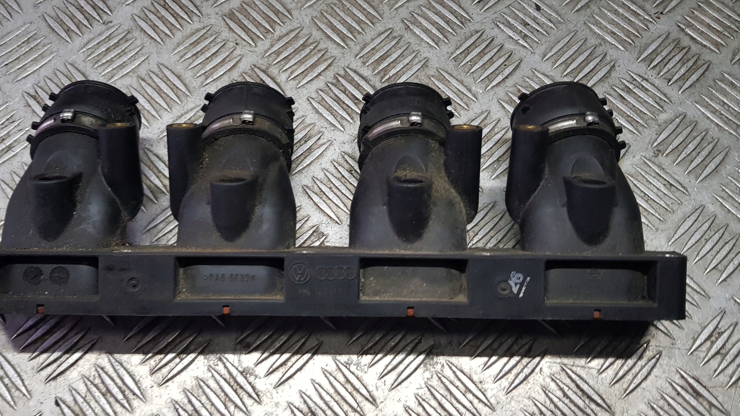 AUDI A4 B6 B7 2.0 B ALT intake manifold 06B133216G