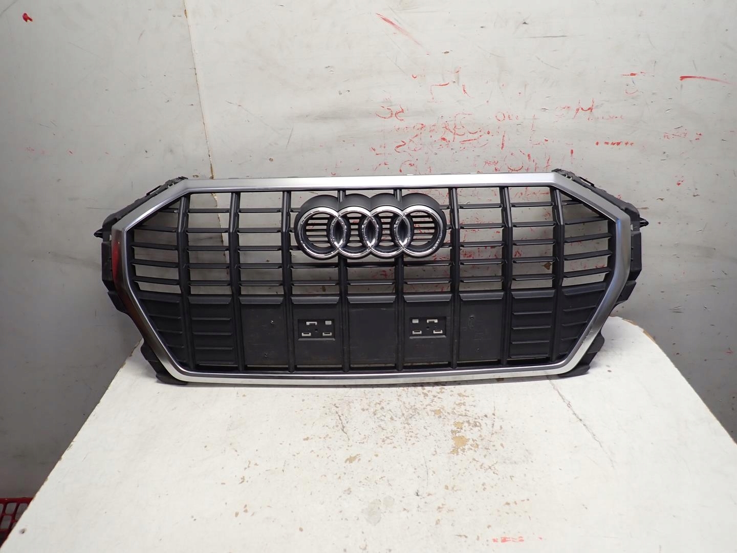 Grill AUDI Q3 II 2018- 83A853651