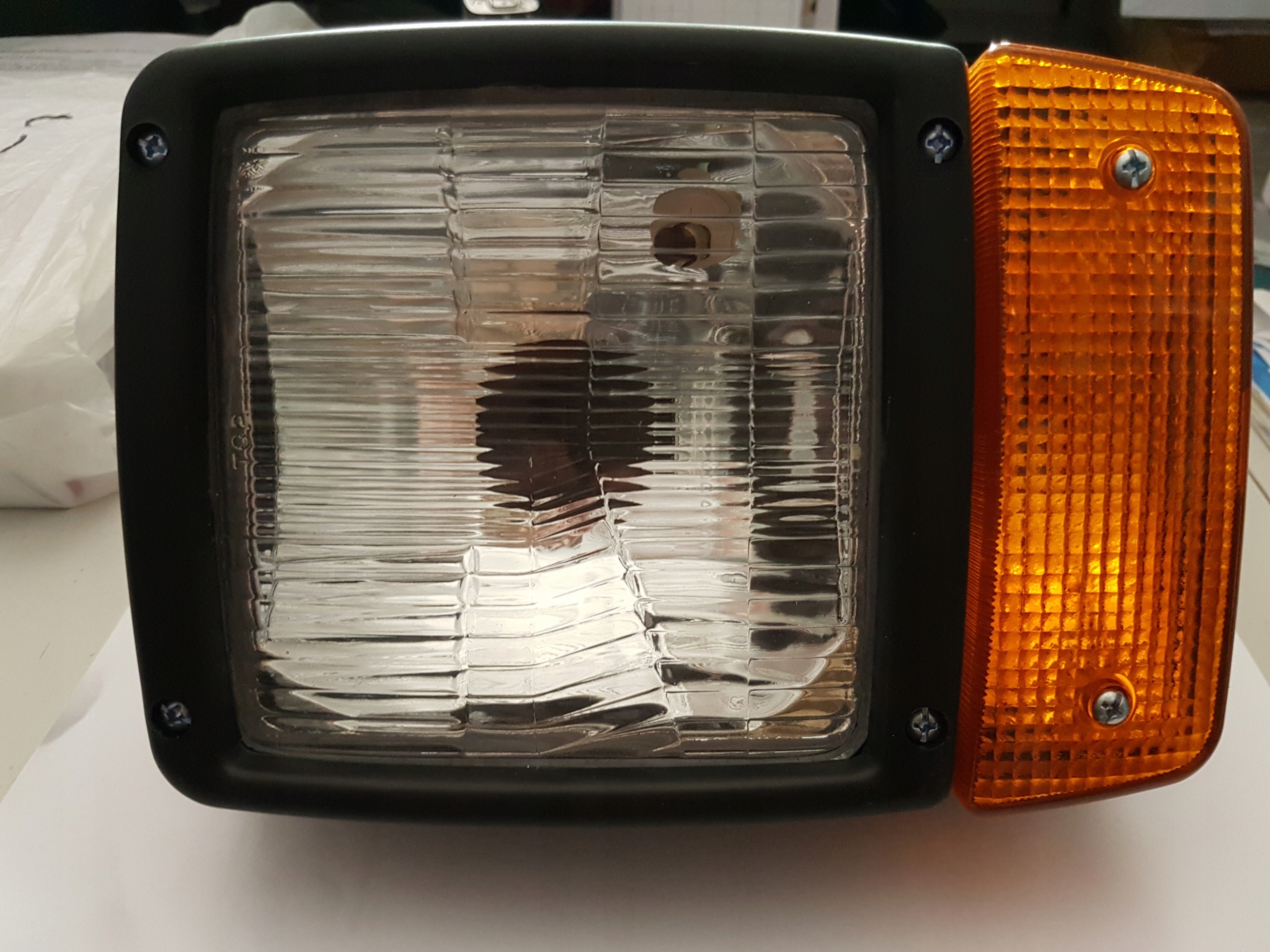 Lampa przednia reflektor z kierunkowskazem jcb
