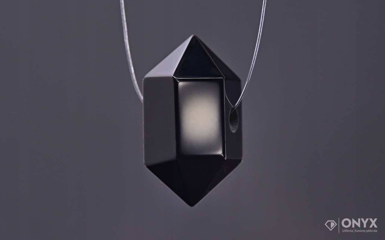 Fazetovaný onyx provrtaný obelisk 15,5x8 mm