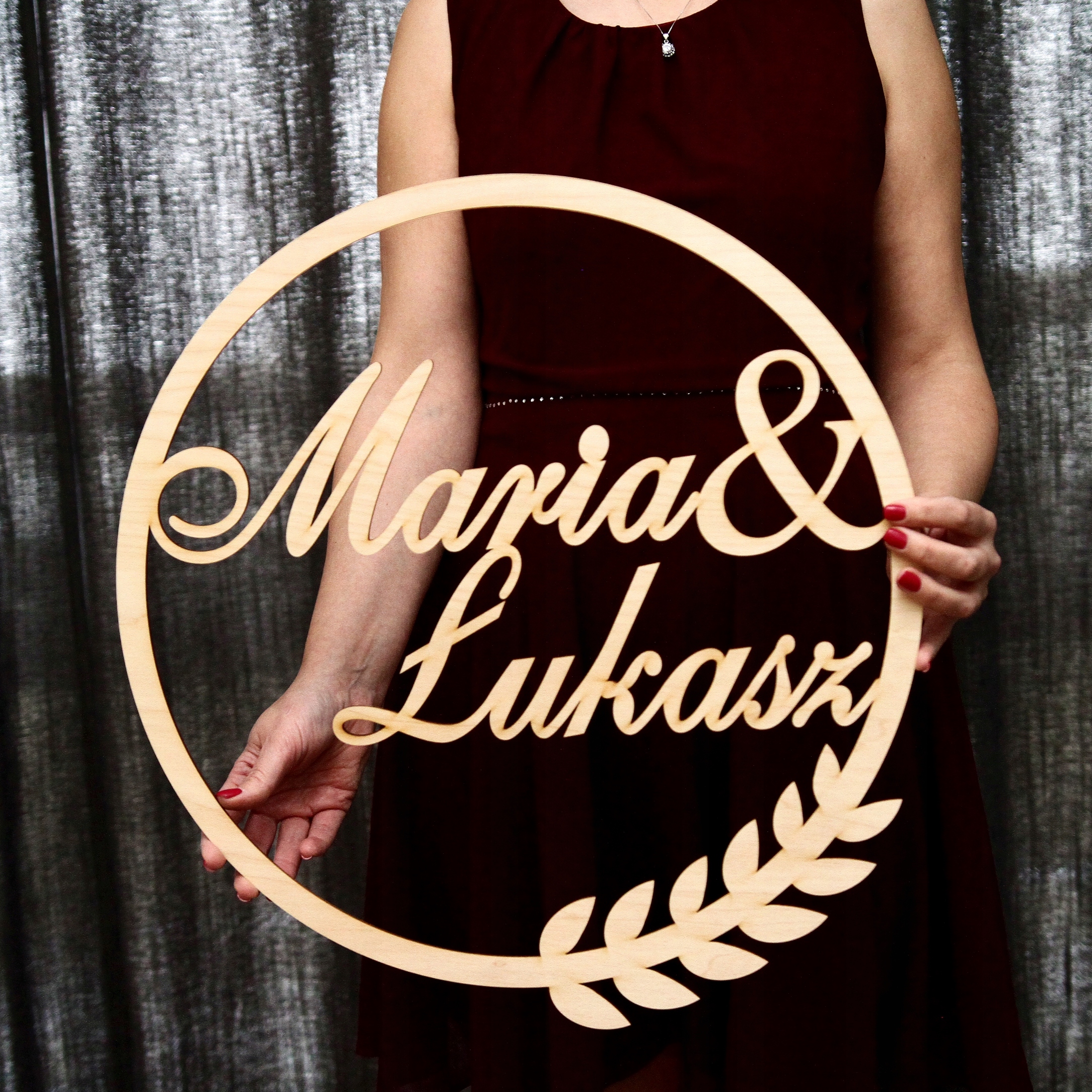 Jména v kruhu jsou nápisy dřevěné svatební dekorace pro svatební hostina svatba o tloušťce 3 mm