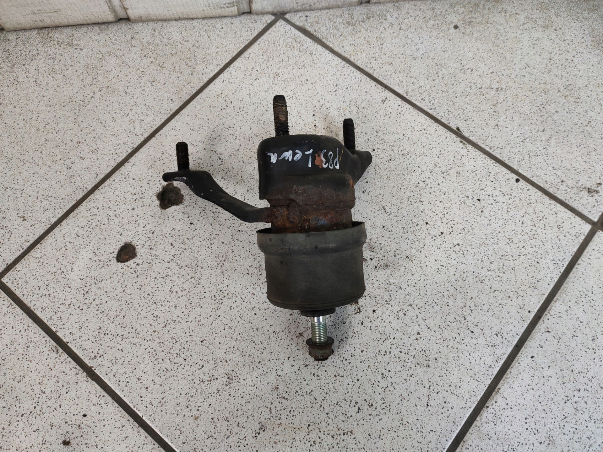 engine mount left side Toyota Sienna 3 2011